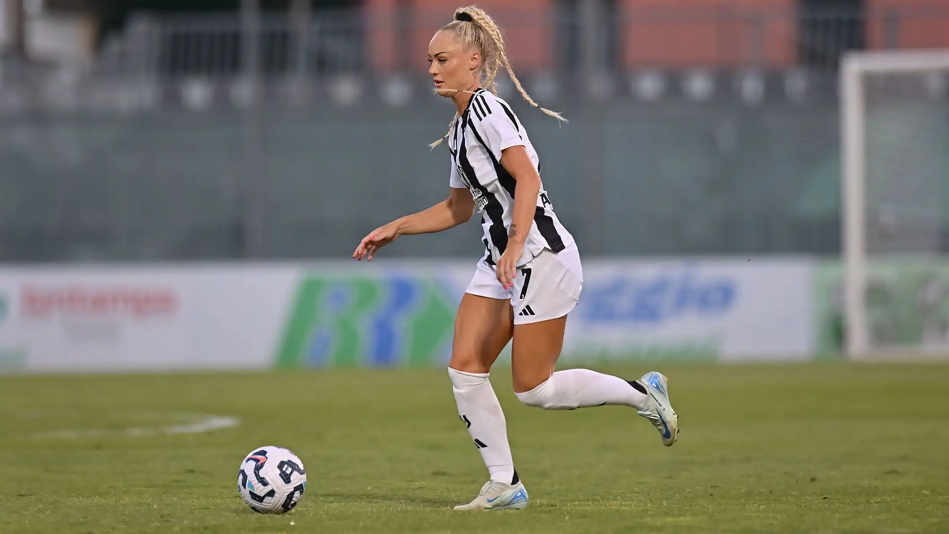 Alisha Lehmann, che ha seguito alla Juventus il fidanzato Douglas Luiz, ha partecipato alla vittoria per 6-3 della squadra bianconera contro il Sassuolo