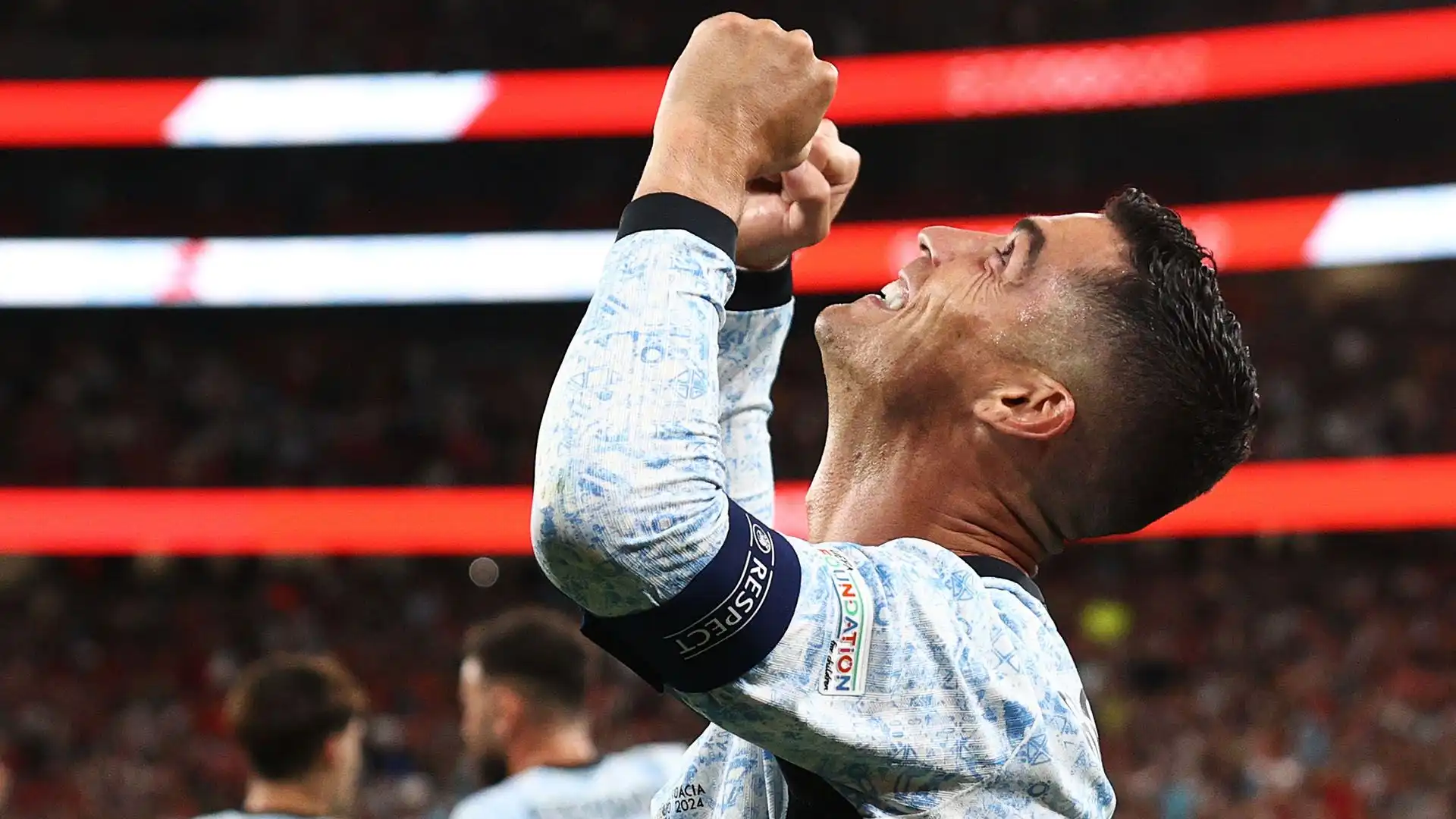 Mentre il dibattito sul GOAT prosegue, Ronaldo si gode felice il suo traguardo