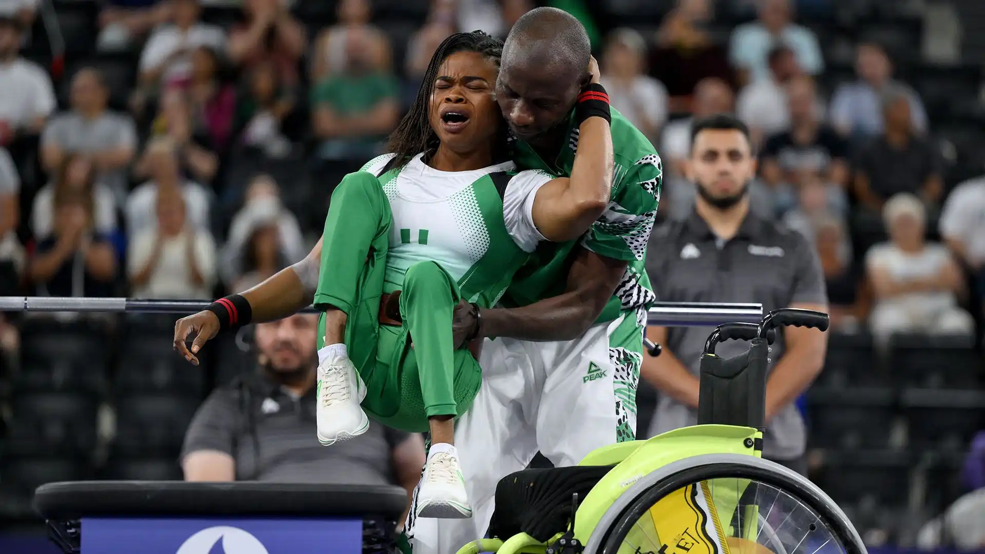 Nonostante un infortunio, la sollevatrice nigeriana ha vinto la medaglia d'argento nella gara femminile, categoria 49 kg