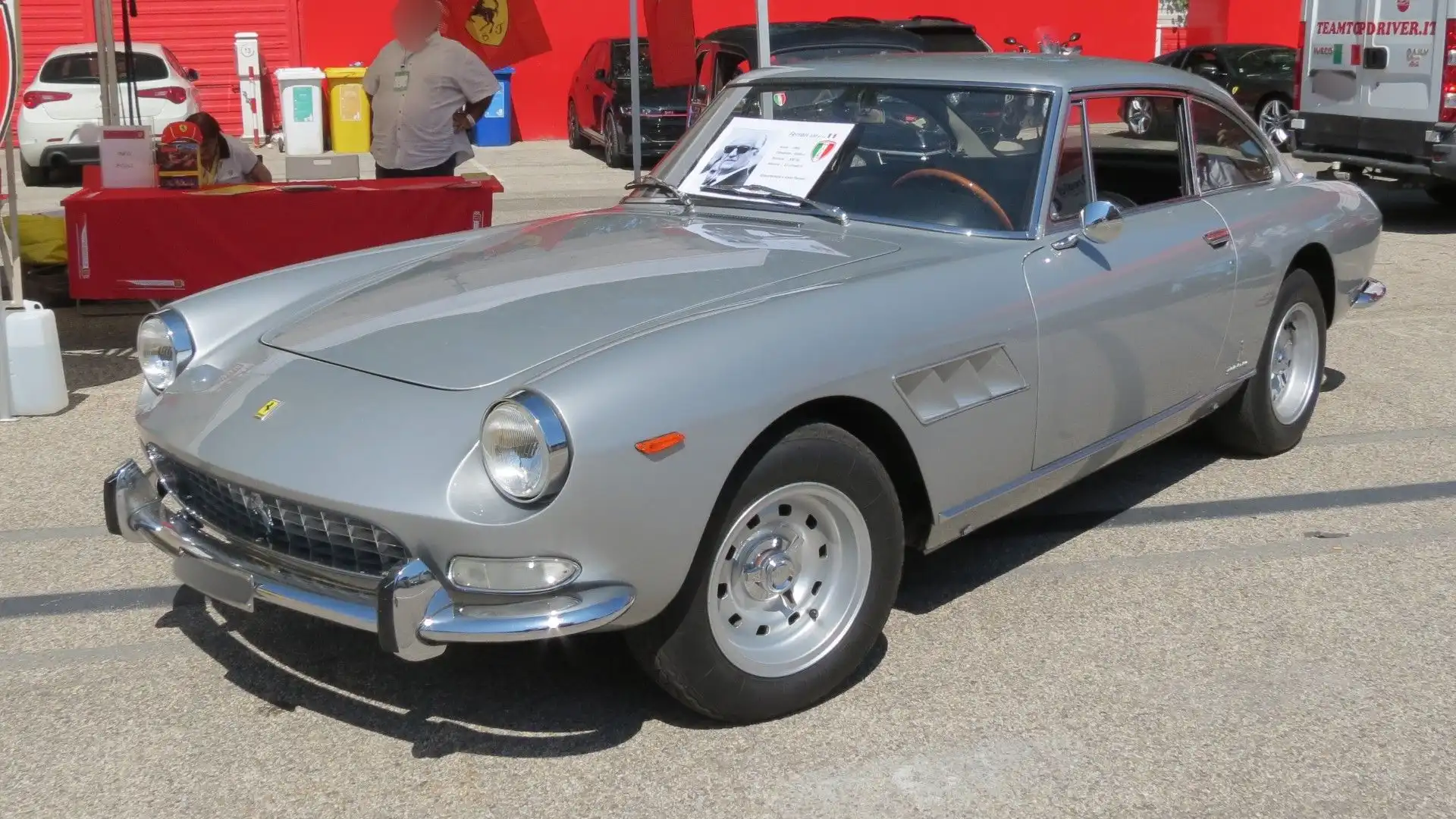 Un'automobile da sogno la Ferrari 330 GT 2+2