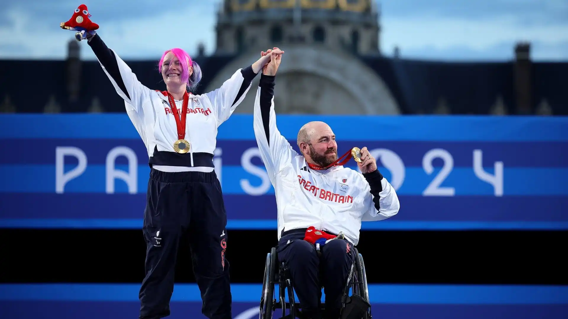 L'atleta ha conquistato la medaglia d'oro nella finale del torneo misto a squadre di tiro con l'arco