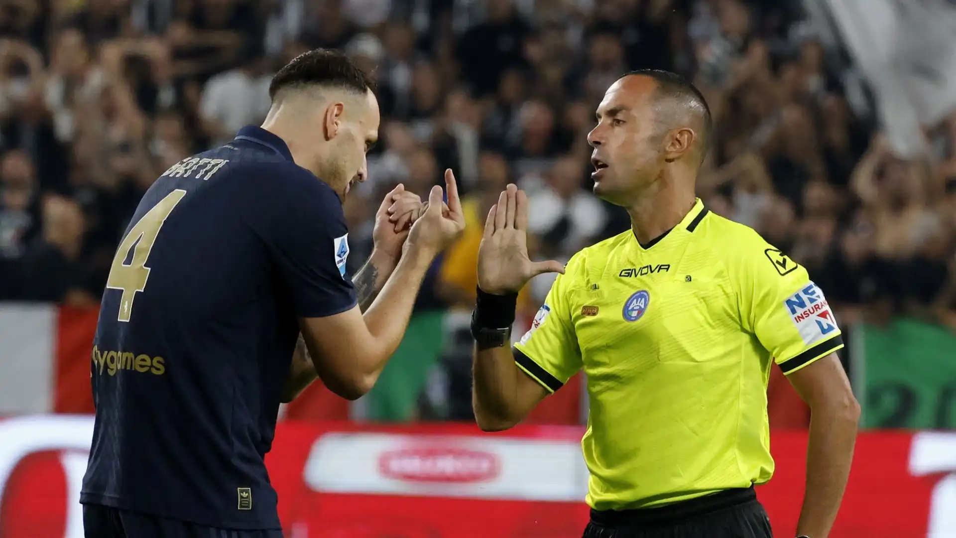 L'arbitro non ha concesso il rigore e ha lasciato proseguire