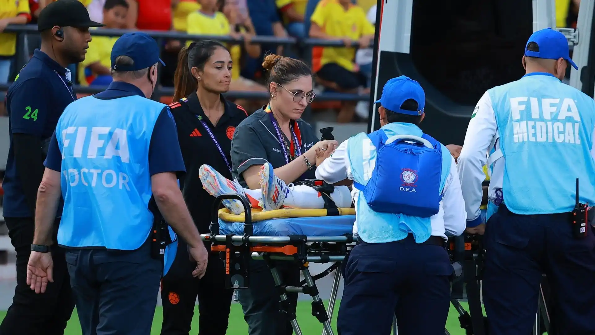 Violento colpo alla testa, calciatrice via in ambulanza: le foto