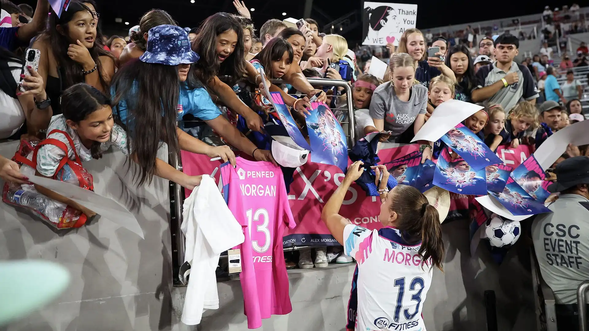 Allo stadio c'erano tantissimi tifosi che le hanno chiesto selfie e autografi