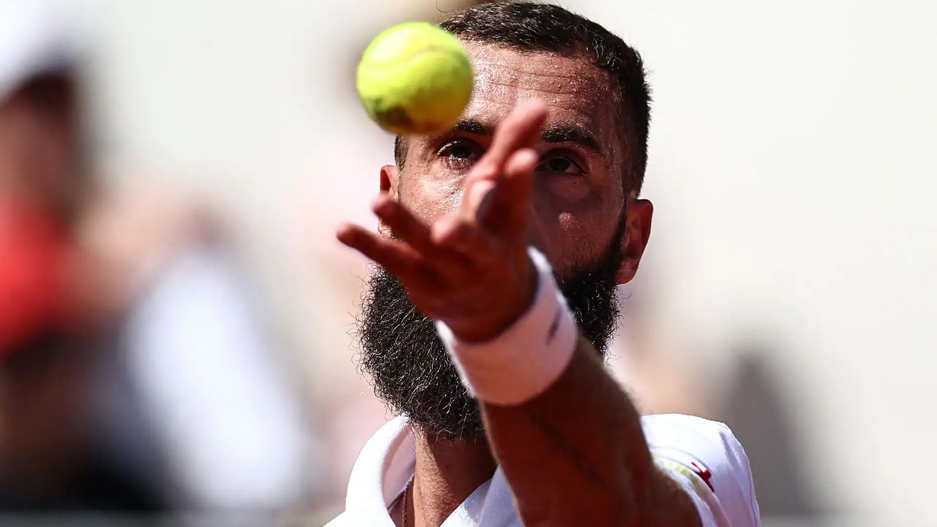 Paire ha concluso la sfida con un doppio fallo, scatenando i fischi del pubblico