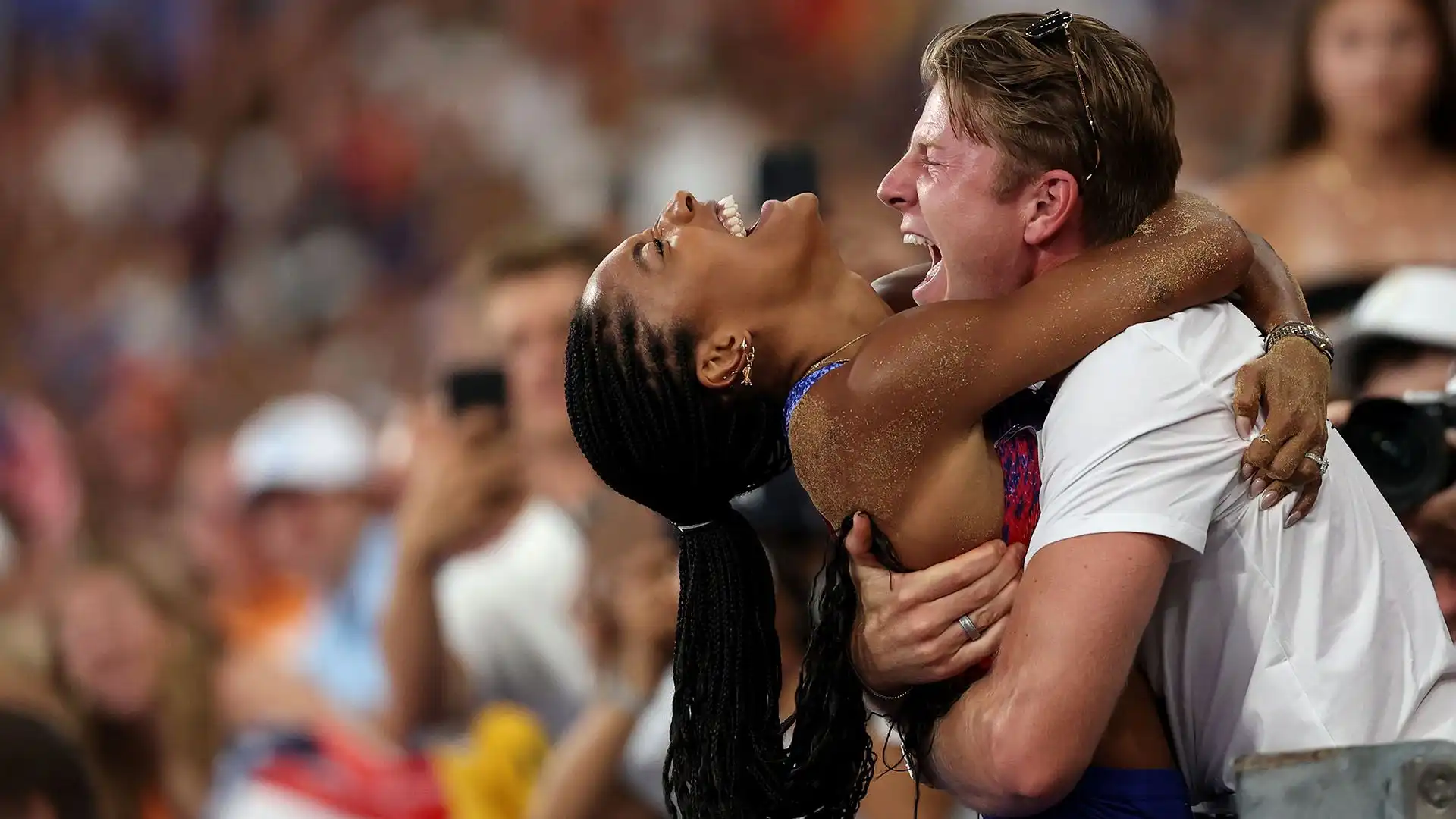 Tara Davis dopo la vittoria corse subito ad abbracciare il marito, presente sugli spalti dello Stade de France