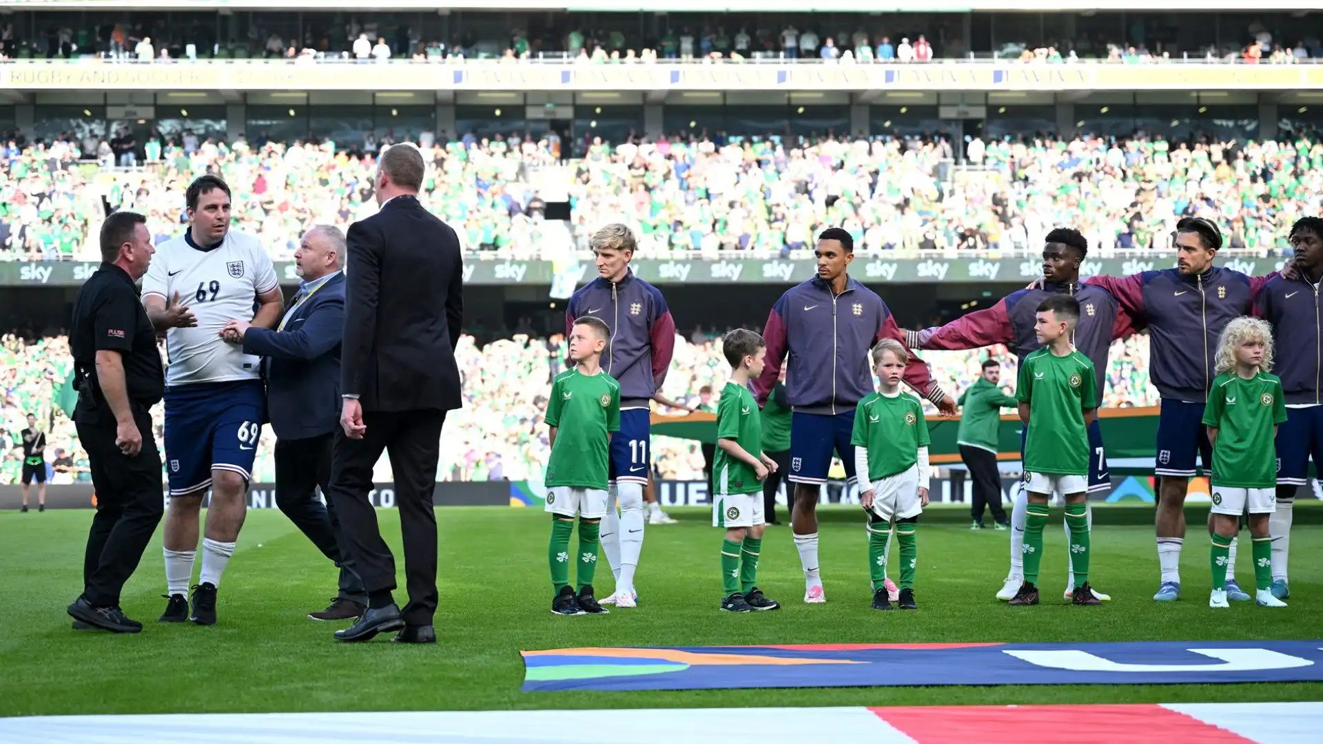 Lo strano episodio è avvenuto prima dell'inizio della partita contro l'Irlanda