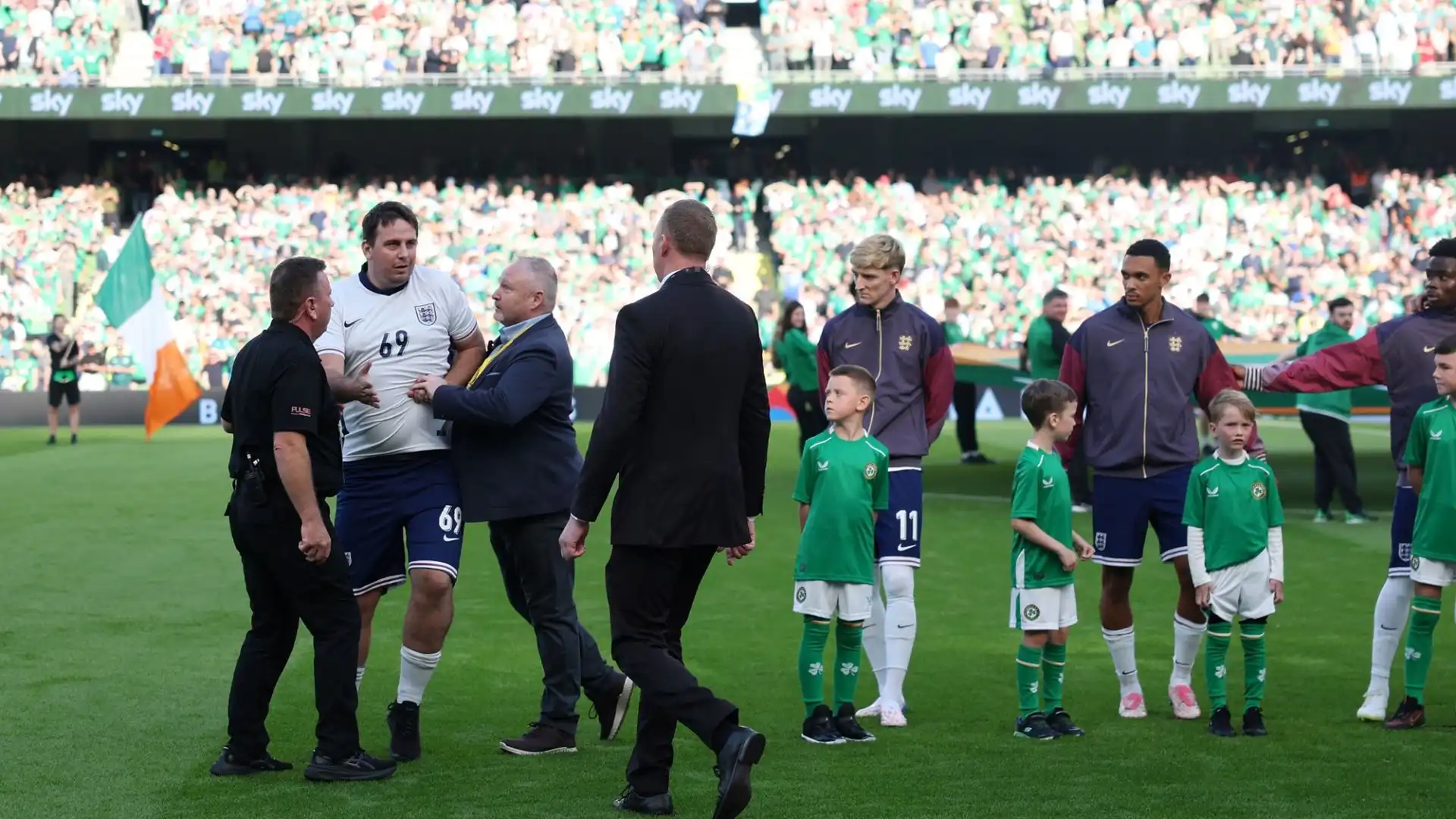 "Mi sono vestito da calciatore professionista inglese e mi sono unito alla formazione inglese contro l'Irlanda all'Aviva Stadium di Dublino", ha scritto