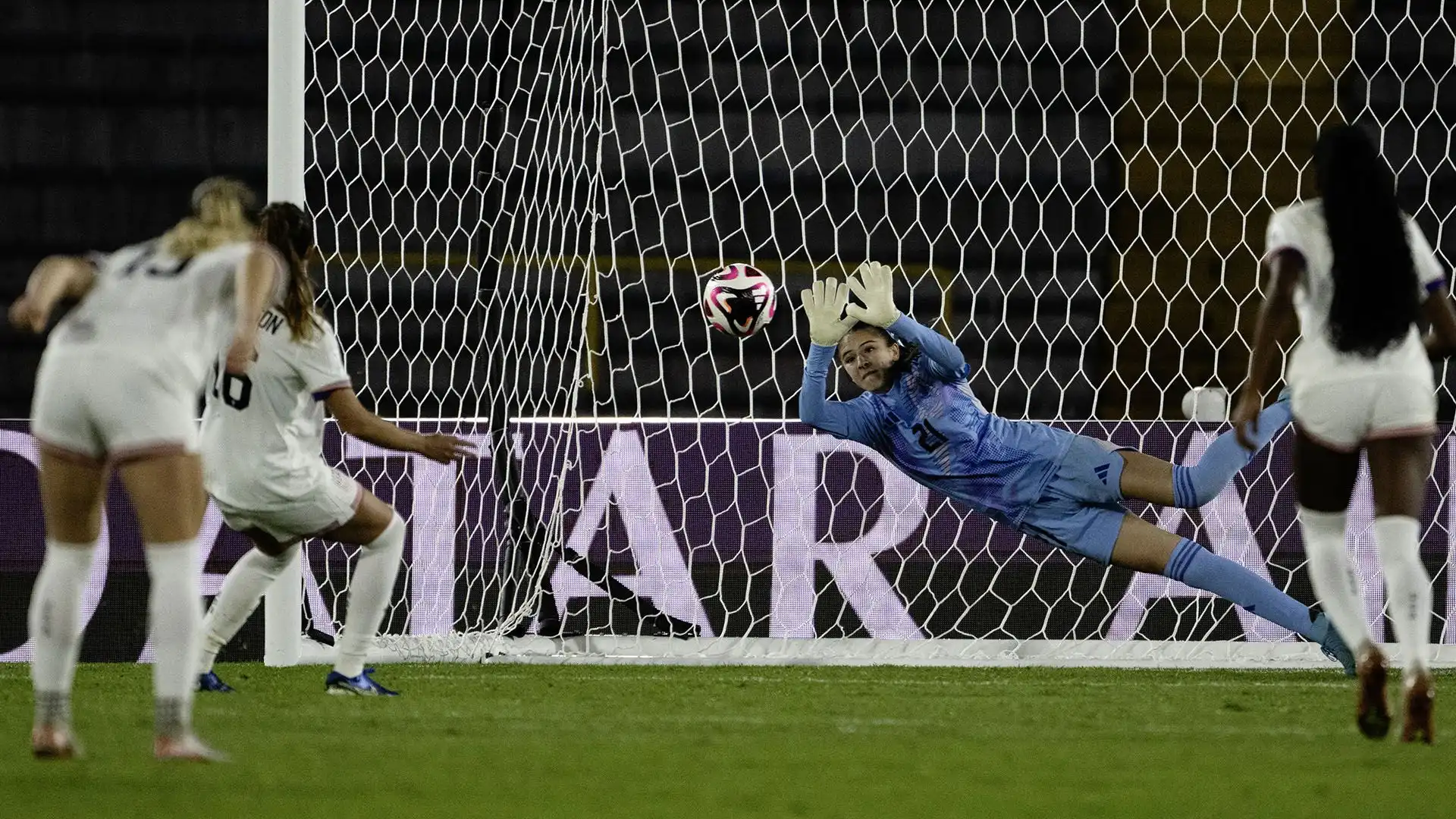 Medina, entrata nei tempi supplementari dopo l'infortunio del portiere titolare, ha parato un calcio di rigore