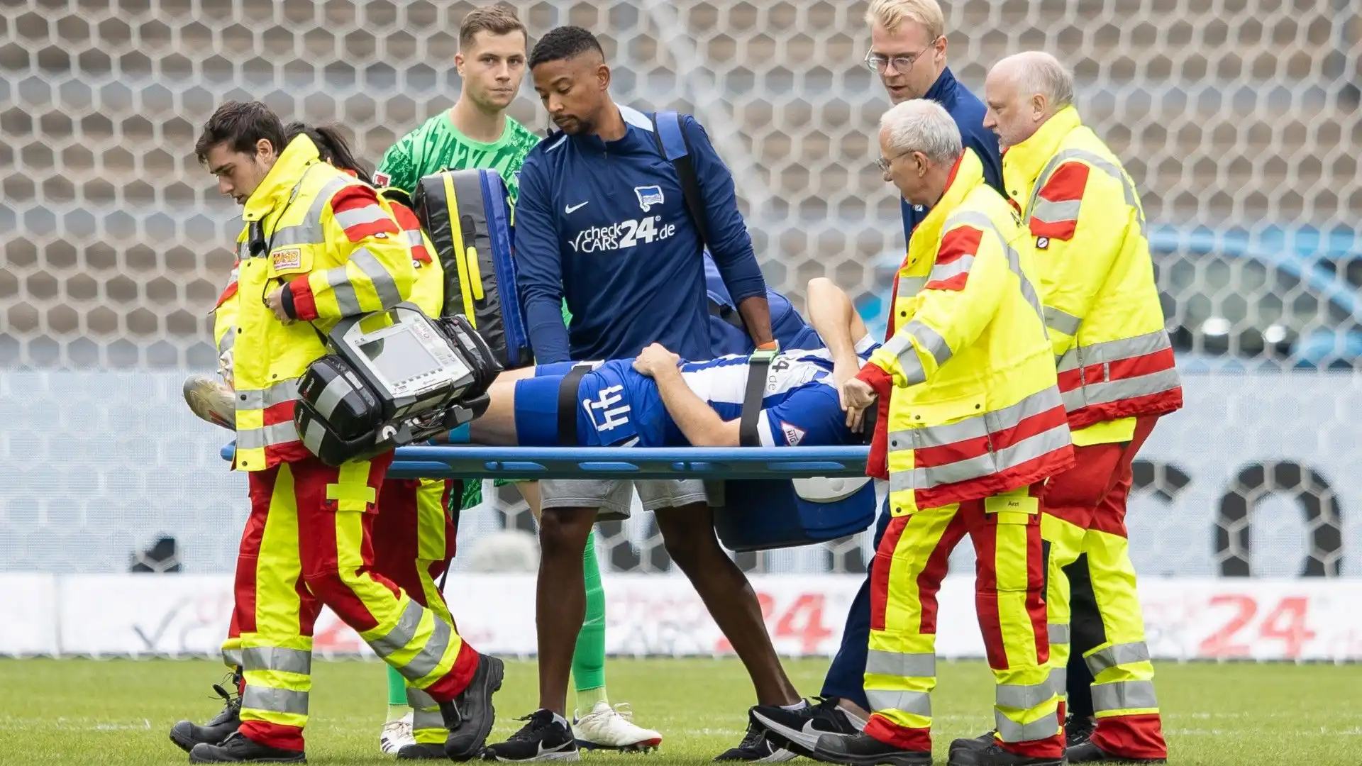 Linus Gechter è stato portato fuori in barella