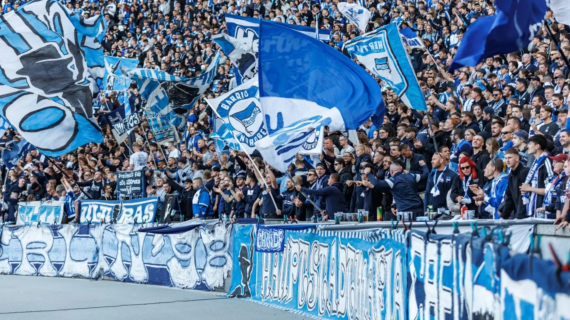 Lo stadio, in silenzio mentre il campione veniva medicato, ha accompagnato la sua uscita con un lungo applauso