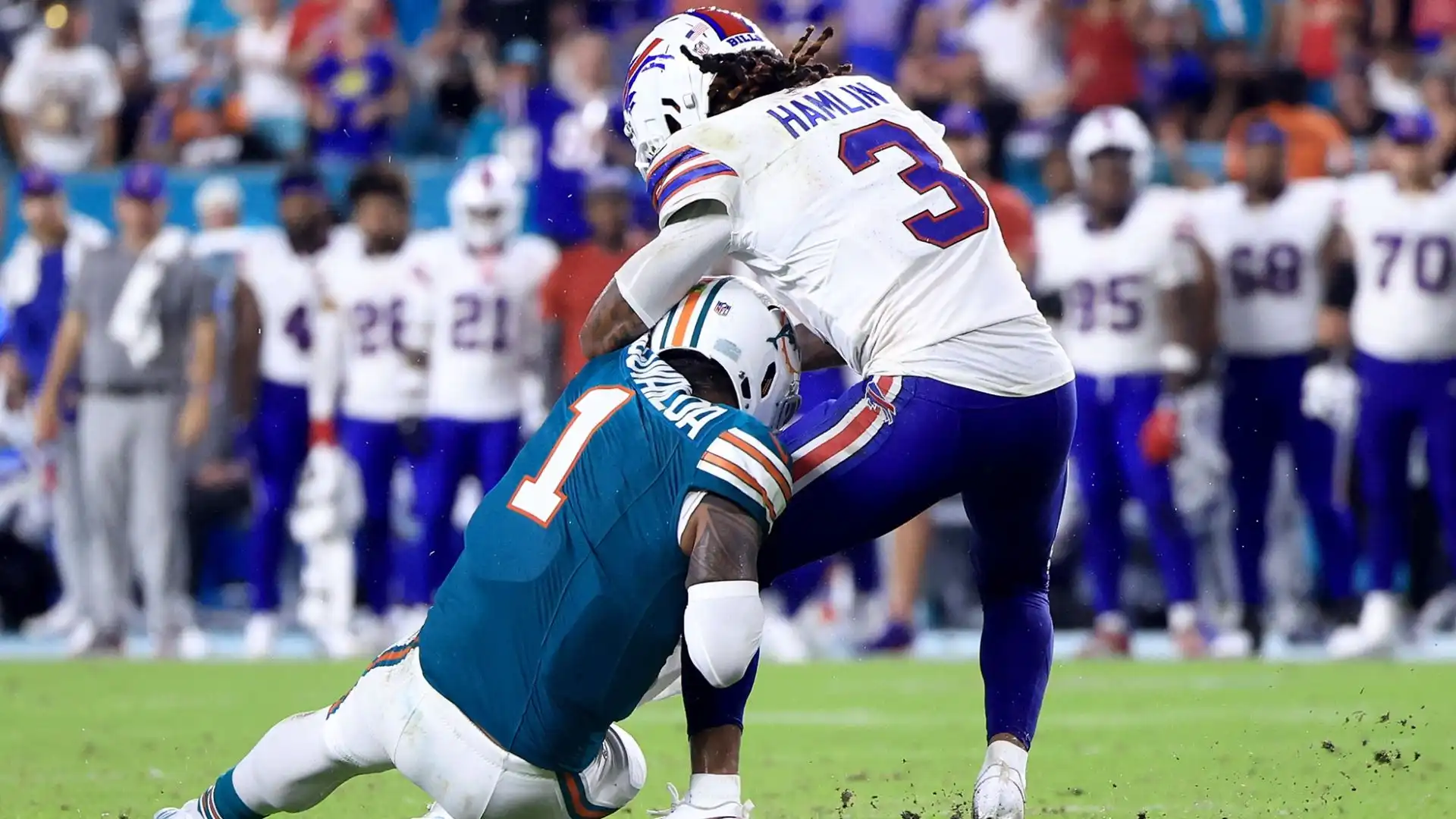 Il quarterback di Miami è stato costretto ad abbandonare la partita di NFL contro Buffalo a causa di un brutto infortunio