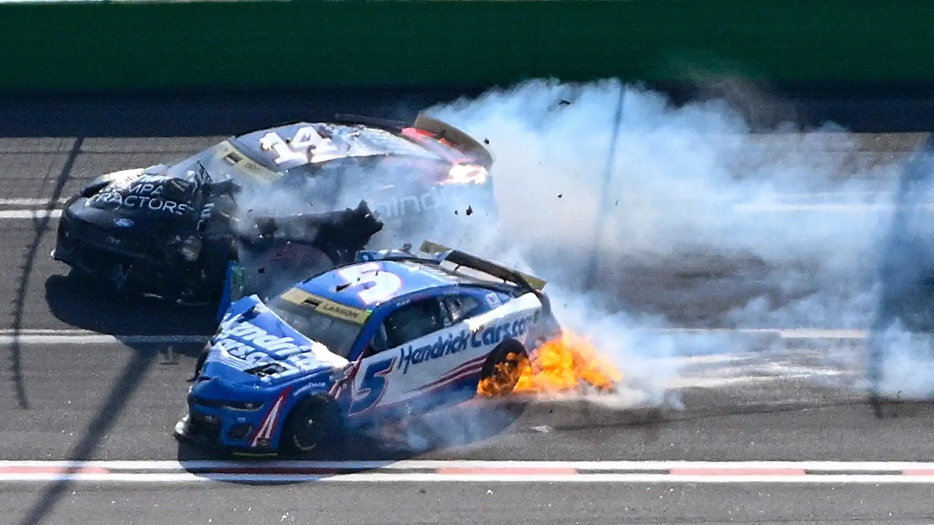 Spaventoso incidente, l'auto va a fuoco: le paurose immagini