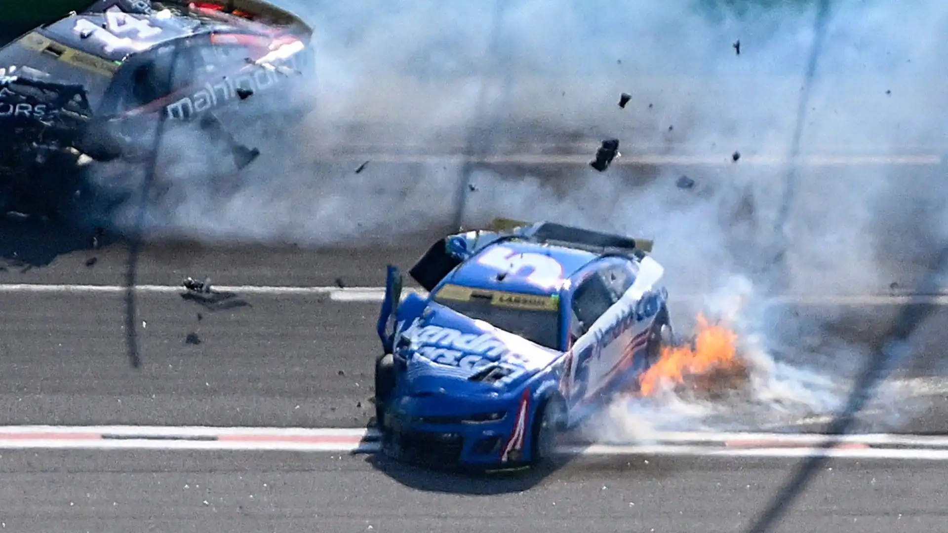 La Chevrolet di Kyle Larson ha preso fuoco nella parte posteriore