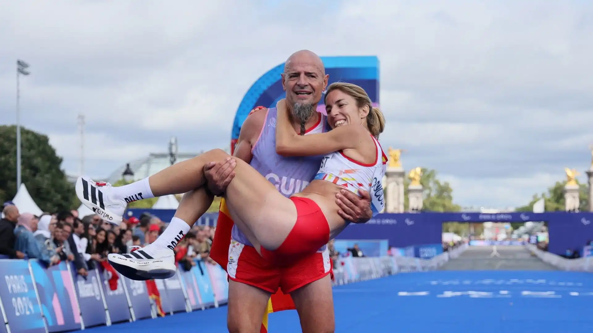 All'atleta spagnola è stata tolta la medaglia di bronzo per quanto successo a due metri dal traguardo della maratona