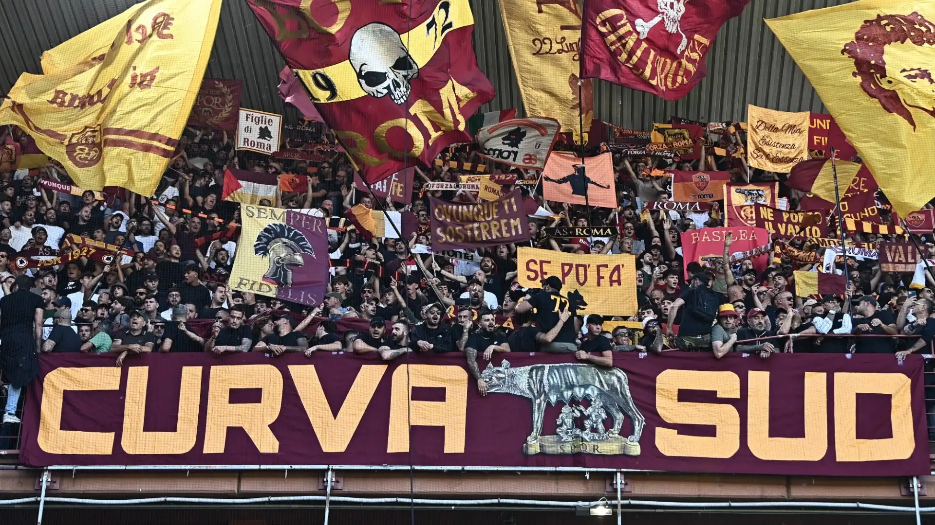 Alta tensione Roma, tifosi infuriati contro giocatori e club. Le foto