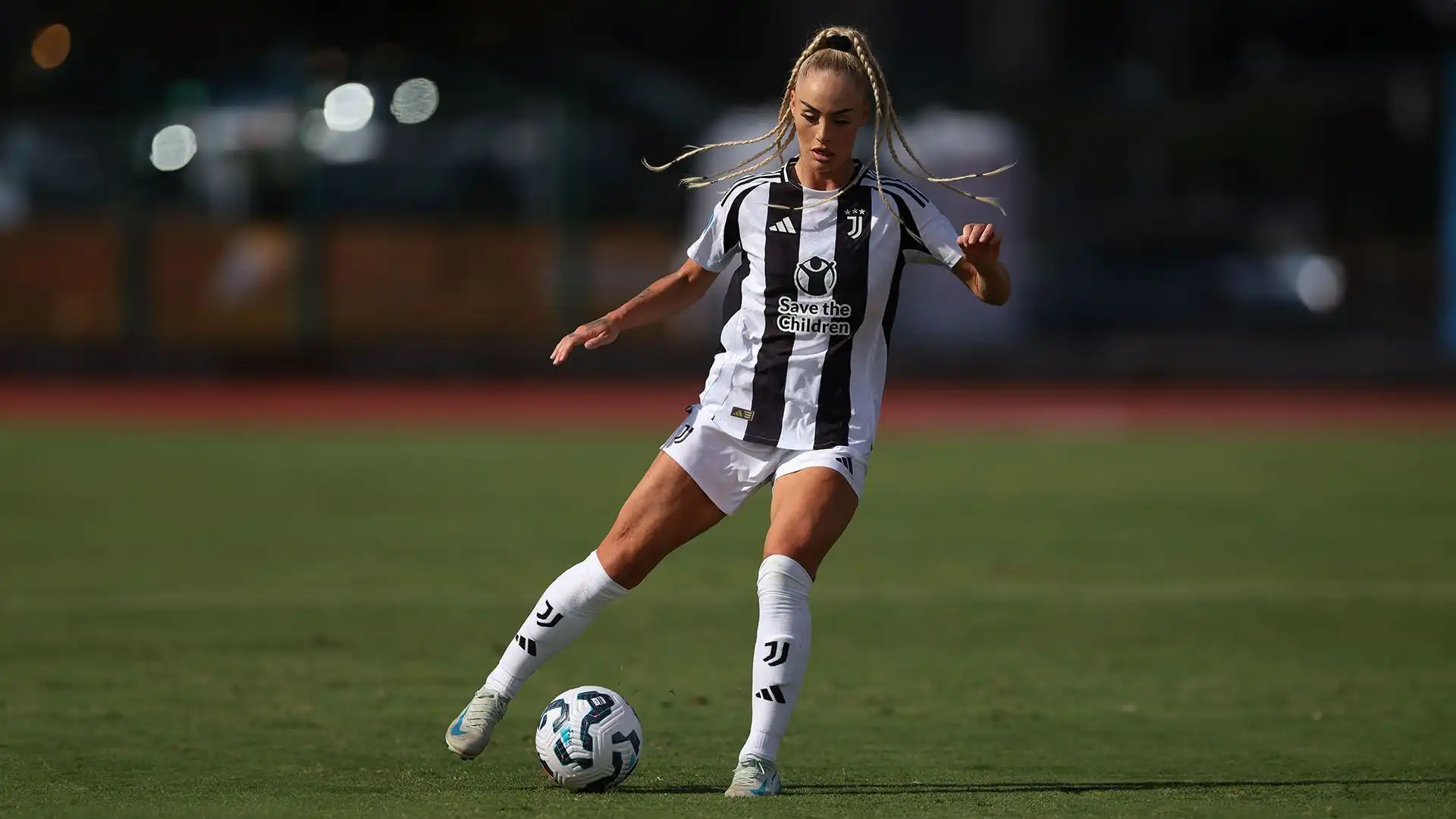 L'attaccante della Juventus Women in un'intervista a La Repubblica ha evidenziato le differenze salariali tra calcio maschile e femminile