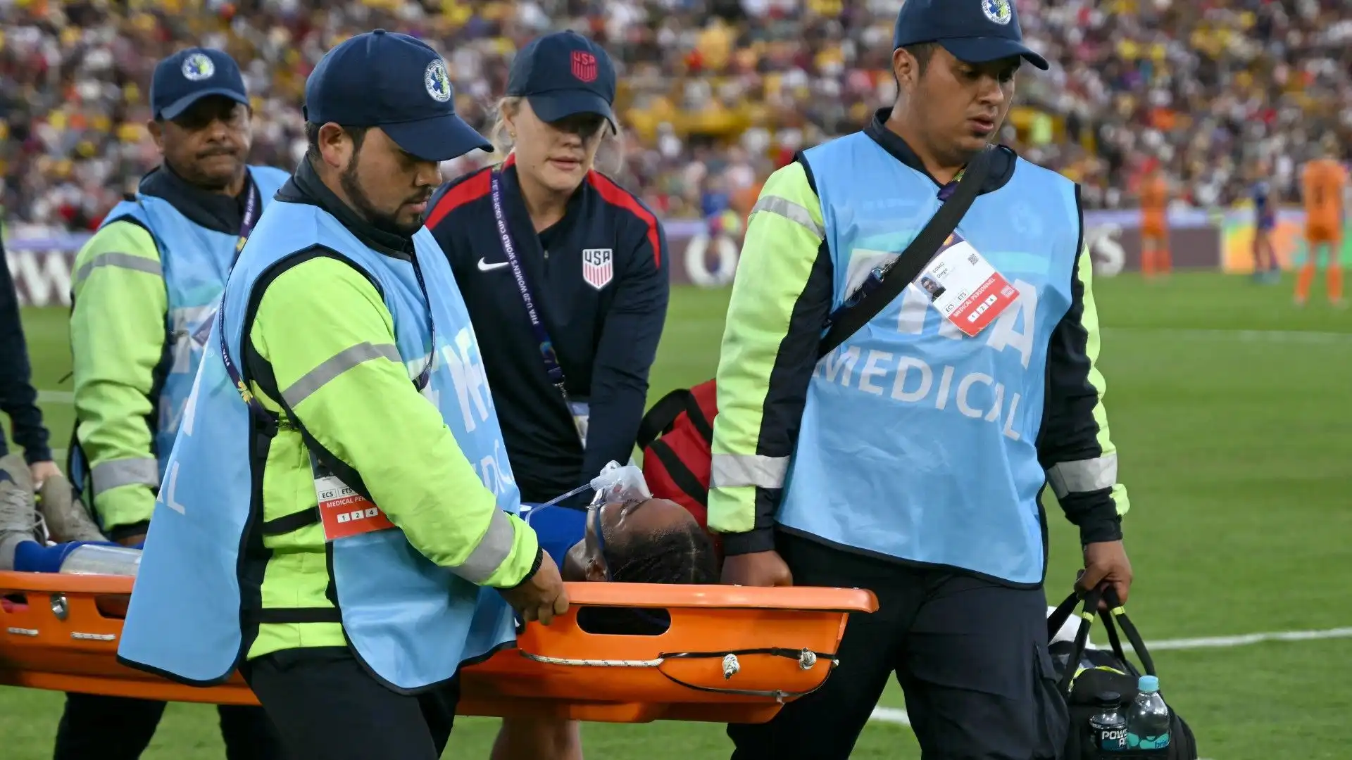 Gli addetti l'hanno portata fuori dal campo in barella