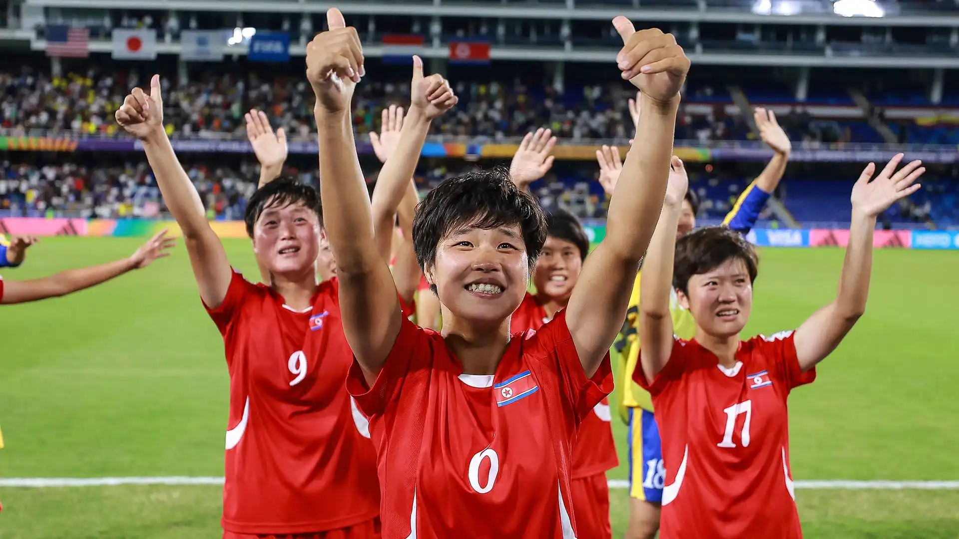 Lacrime e abbracci per le ragazze della Corea del Nord dopo la storica vittoria contro gli Stati Uniti