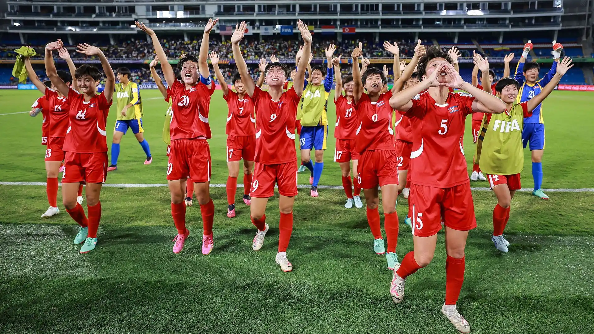 Le calciatrici hanno salutato i tifosi