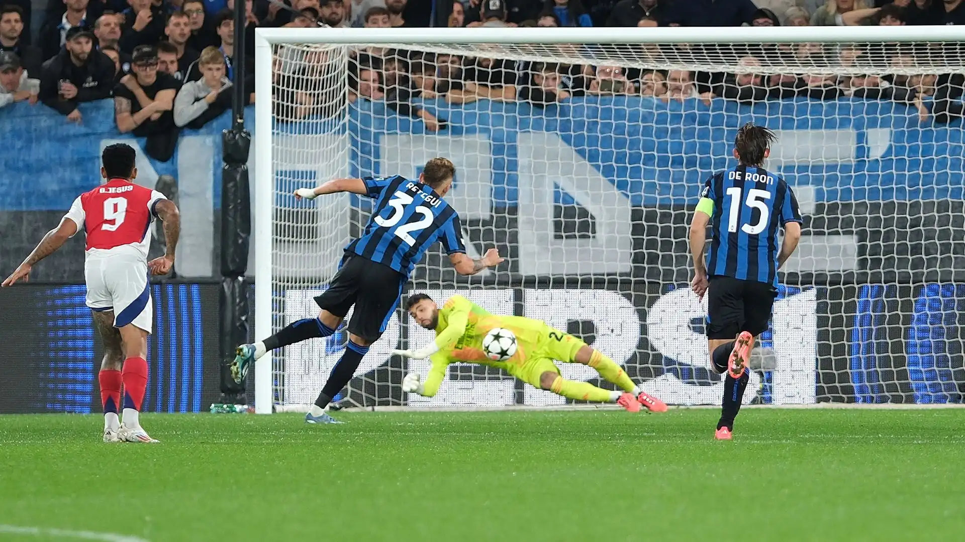 Il portiere David Raya ha salvato l'Arsenal a Bergamo contro l'Atalanta grazie ad uno strepitoso doppio miracolo