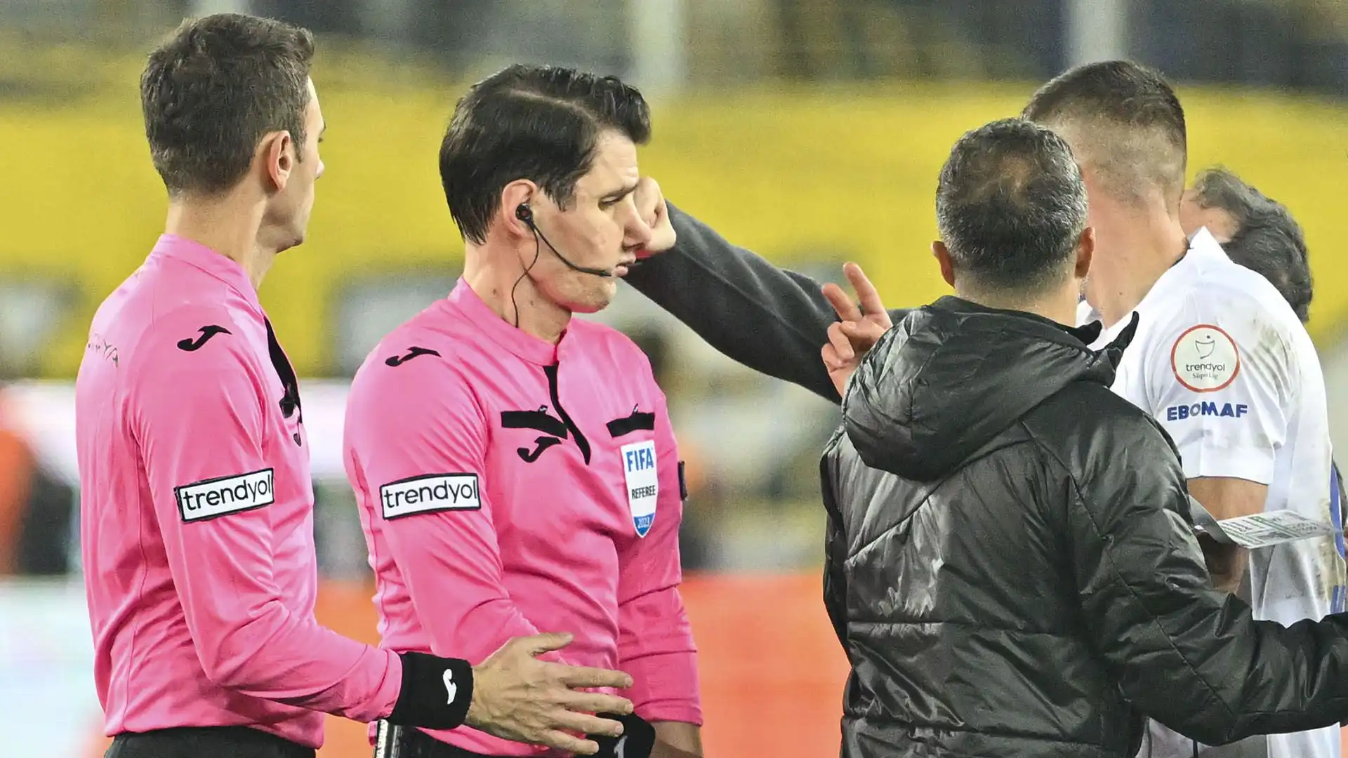 Torna in Champions League l'arbitro aggredito con un pugno: le immagini