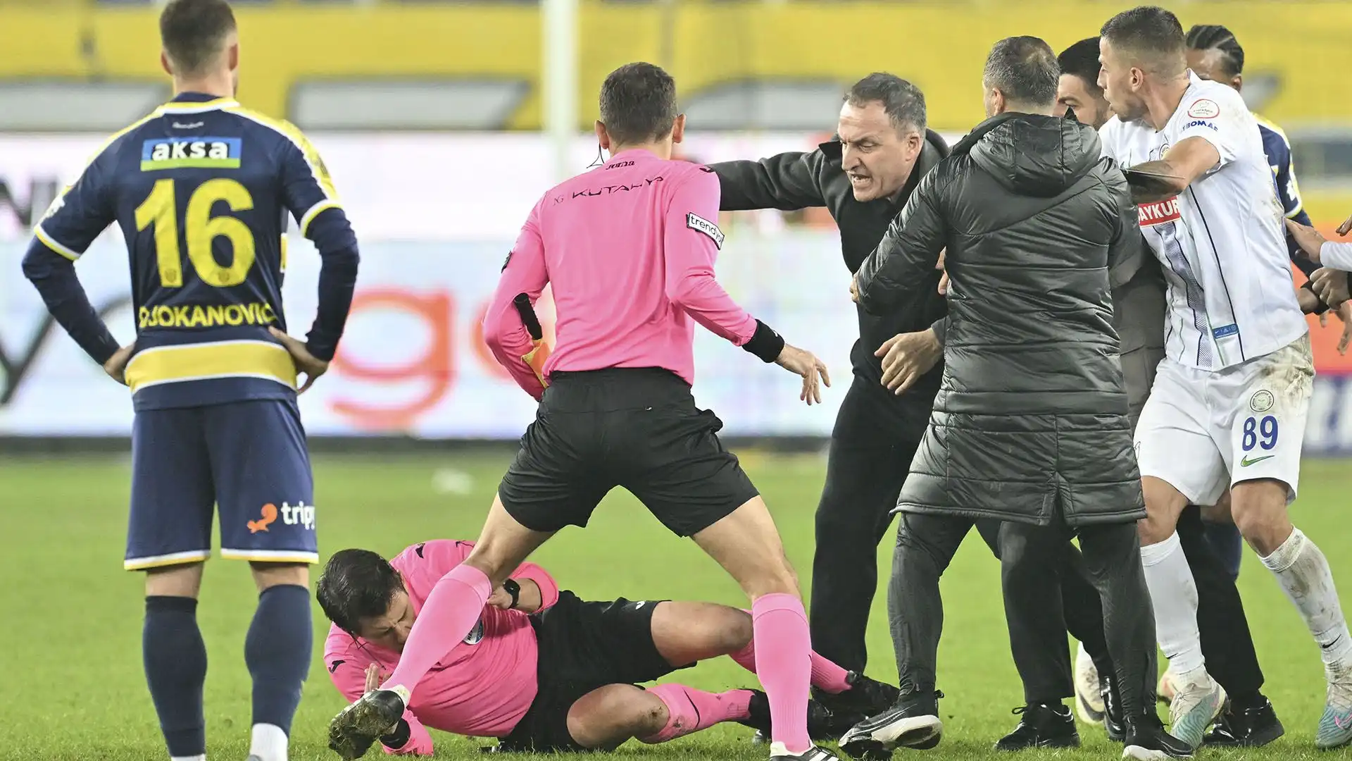 L'arbitro ricevette un pugno da Faruk Koca, presidente dell'MKE Ankaragucu