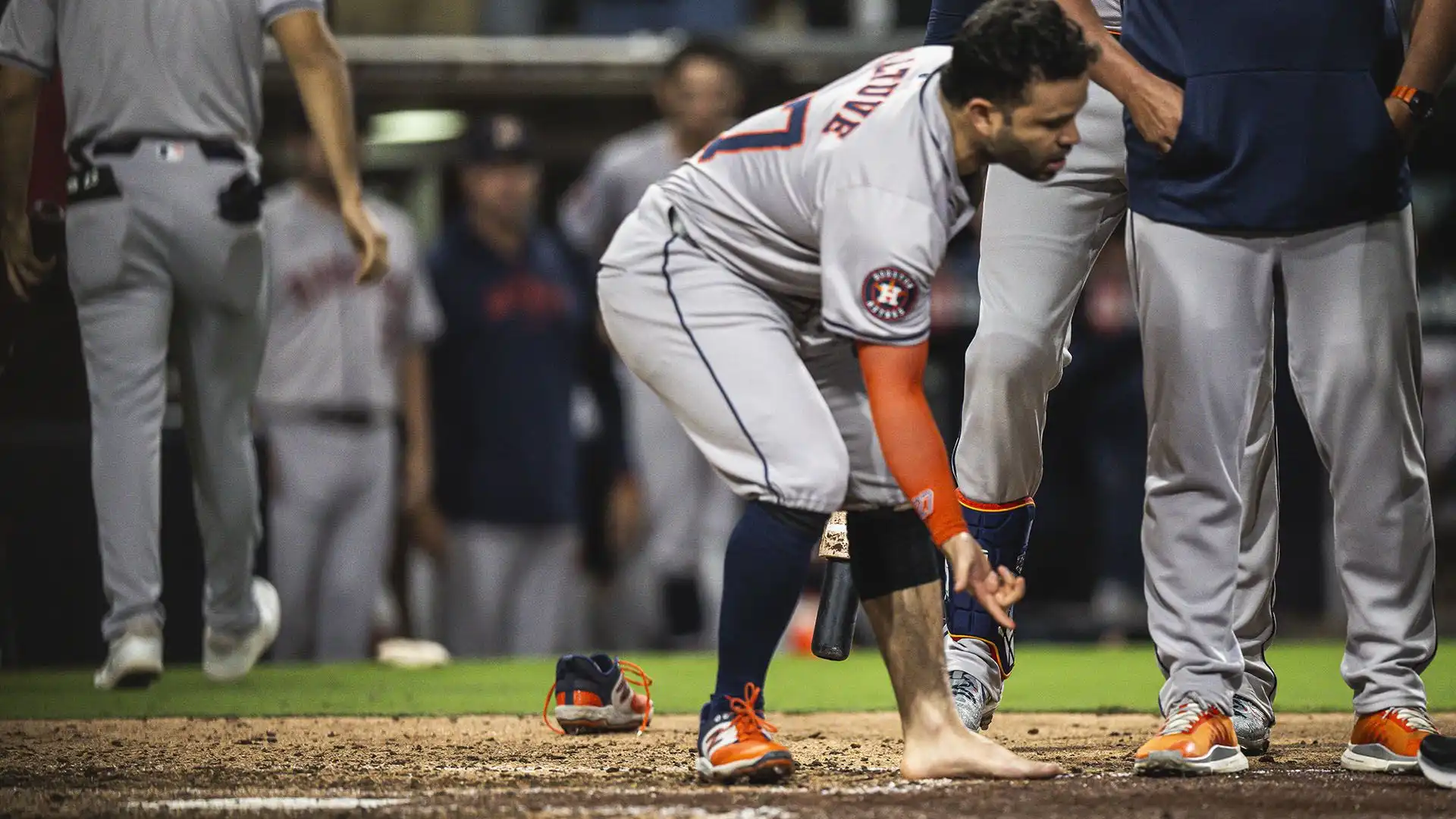 L'arbitro sosteneva che la palla non avesse toccato il piede di Jose Altuve che ha protestato in maniera folle