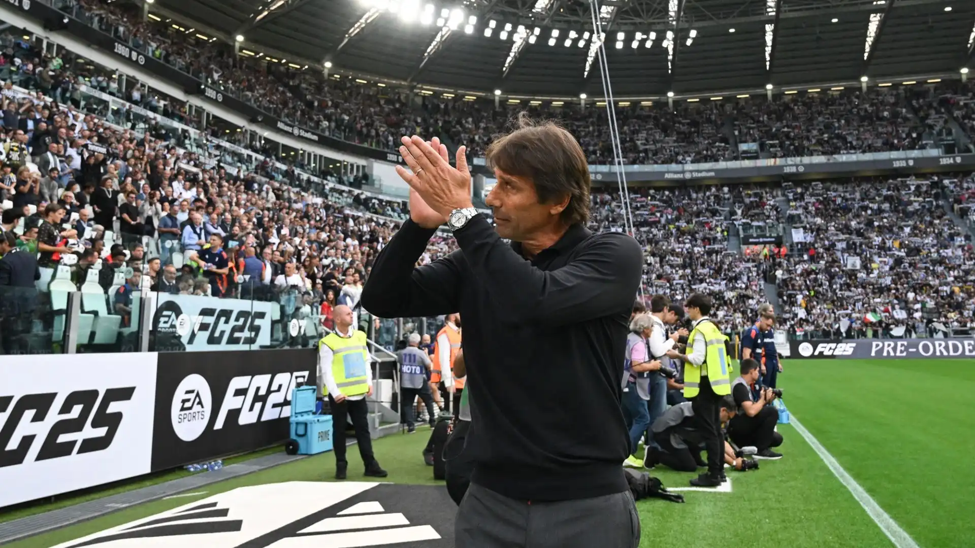 Conte, che con la Juve ha vinto tre scudetti da allenatore e cinque da giocatore, ha voluto salutare diversi settori dello stadio (anche se non è passato sotto la Curva Sud)