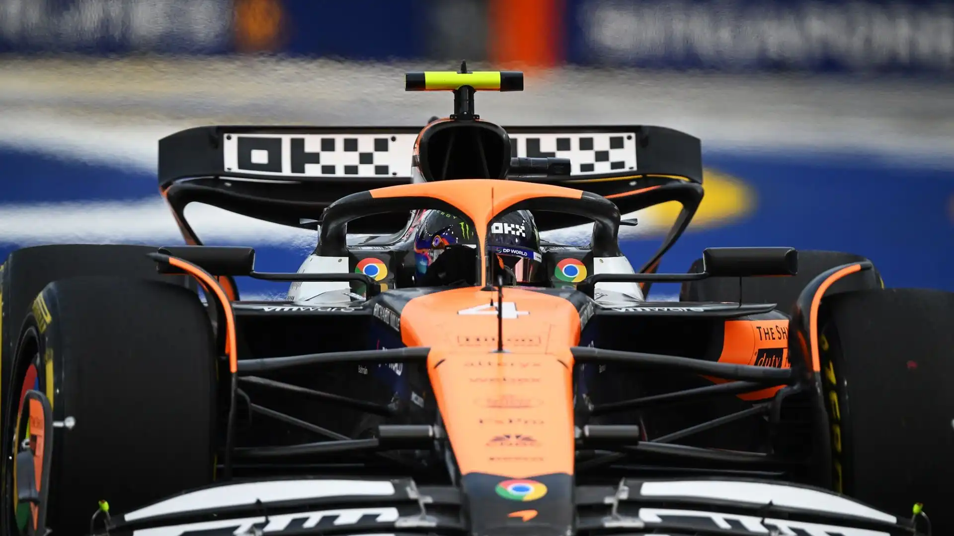 Le prove sono riprese dopo alcuni minuti: Norris, Piastri e la McLaren puntano a guadagnare altri punti su Max Verstappen e sulla Red Bull in questo weekend