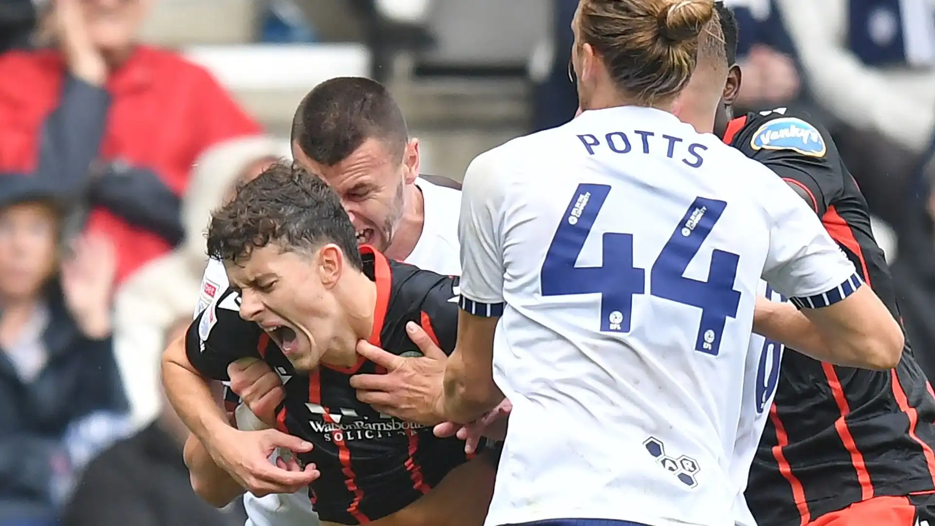 La partita finisce malissimo: mani addosso ed espulsioni. Le foto della rissa