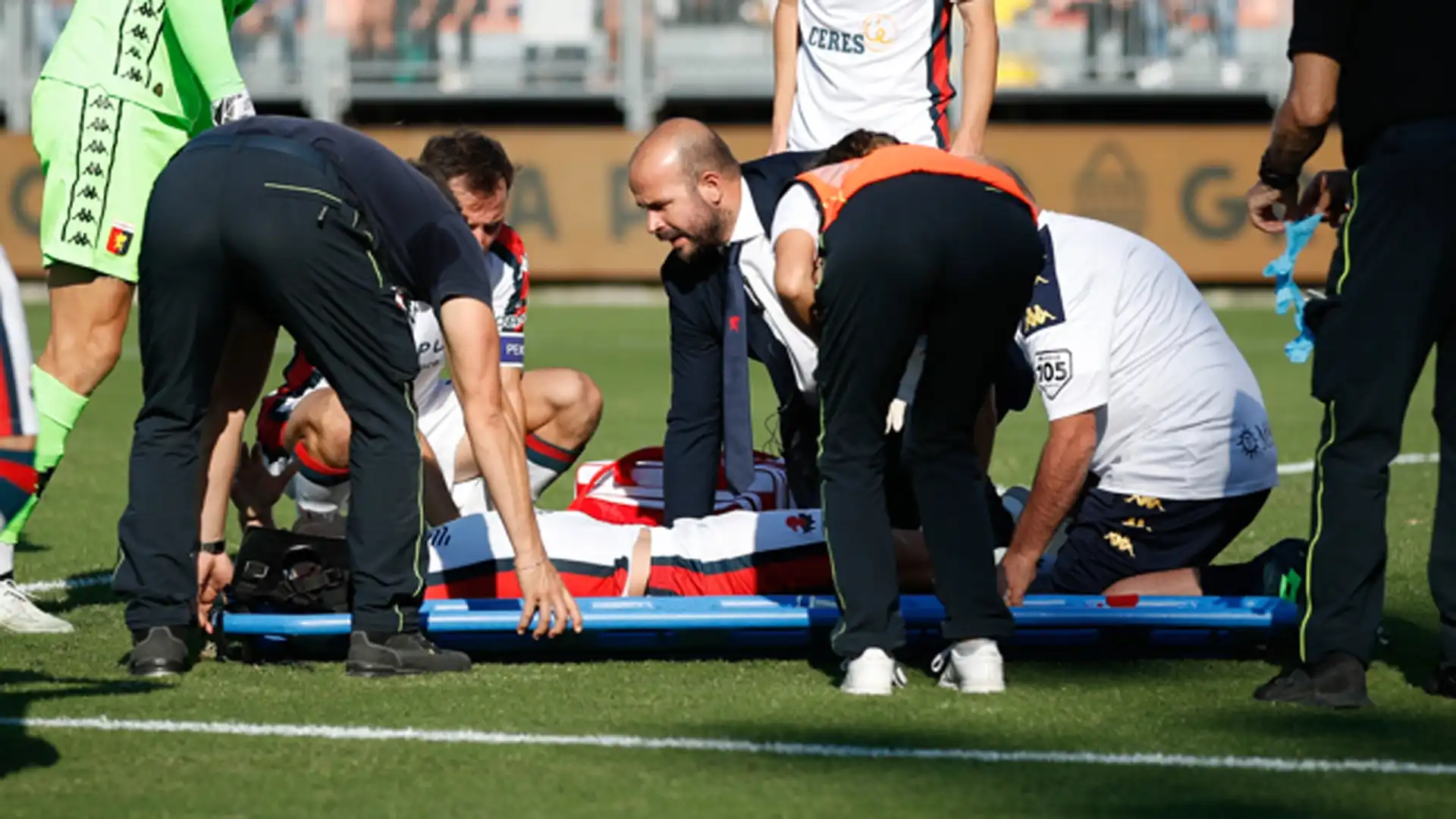 Il ragazzo è uscito dal campo tra gli applausi di uno stadio intero