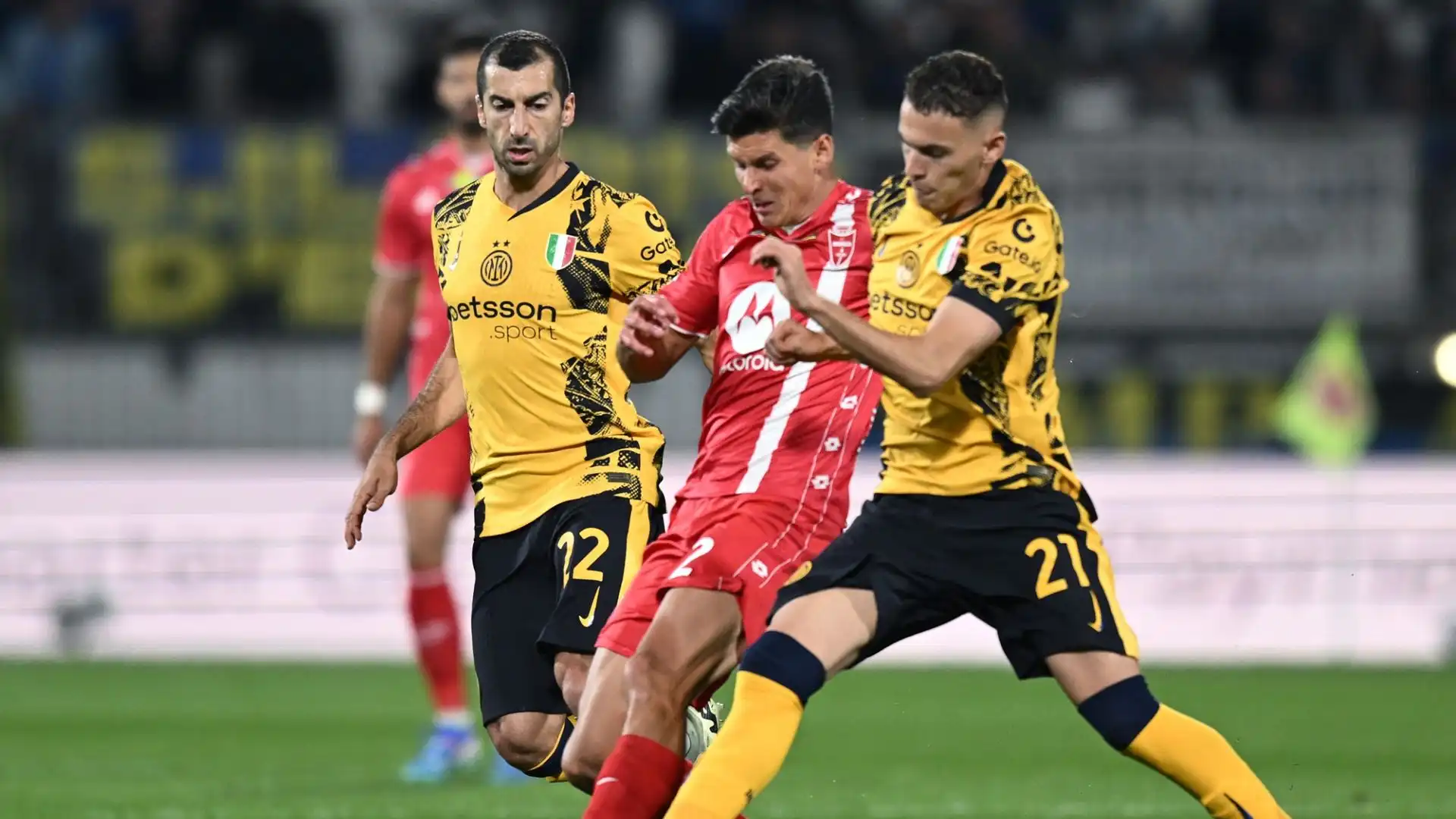 L'arbitro non concede il vantaggio e blocca l'azione, che sarebbe stata una chiara occasione da gol, scatenando le proteste dei giocatori del Monza