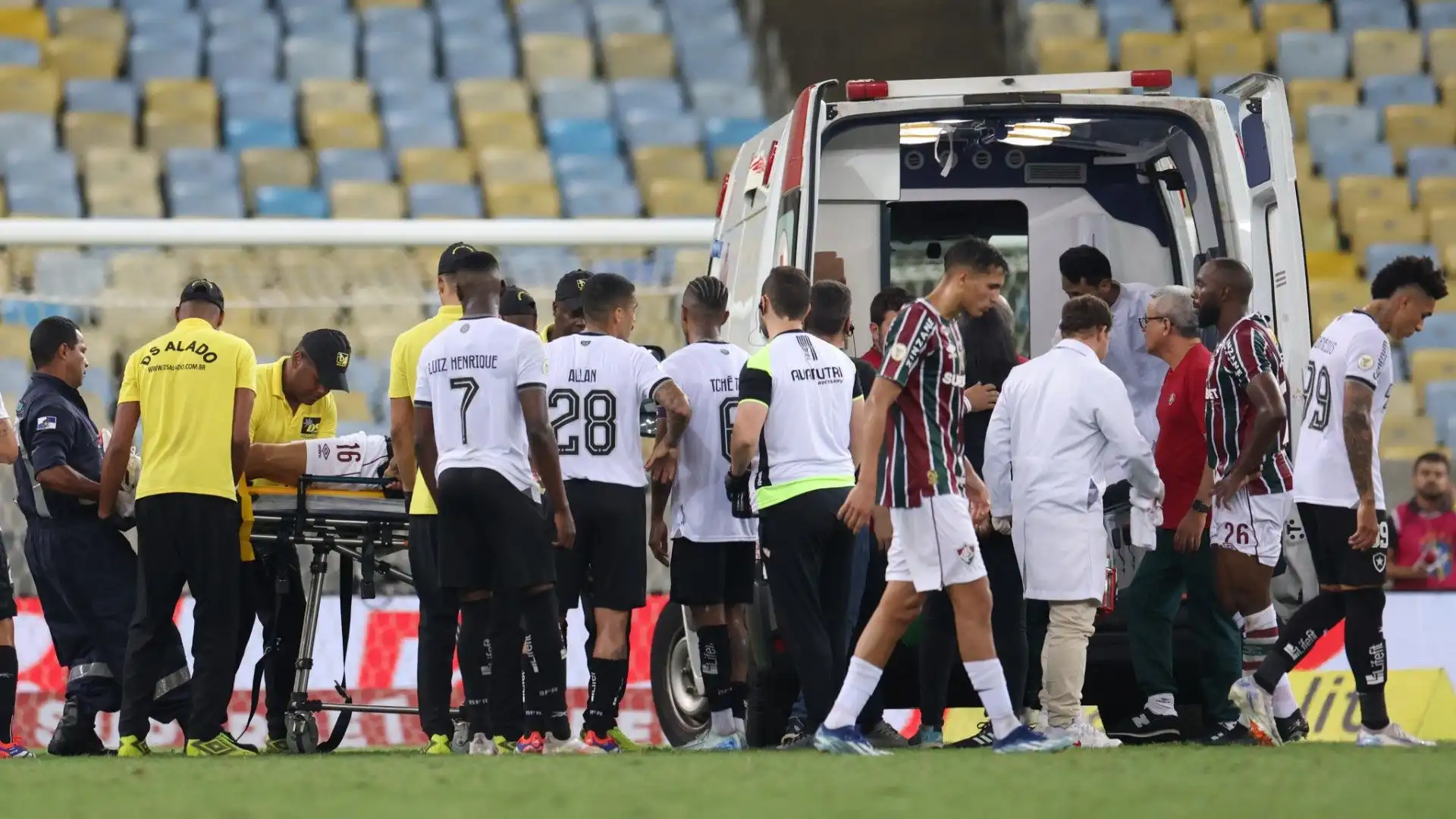 Paura in Brasile, ambulanza in campo e calciatori sconvolti. Le foto