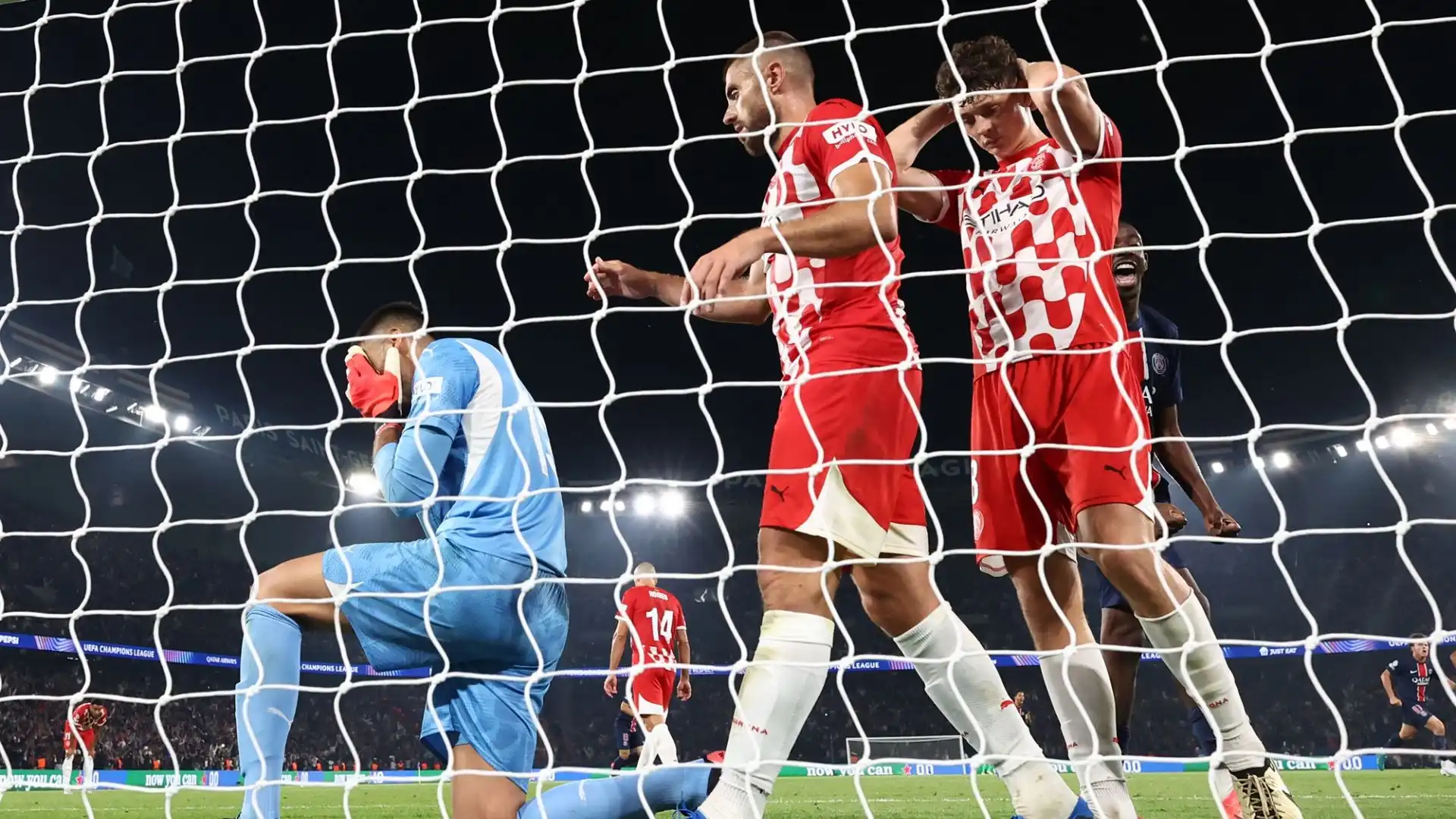 L'ex portiere del Tottenham è in lacrime, con le mani sul volto dopo il gol