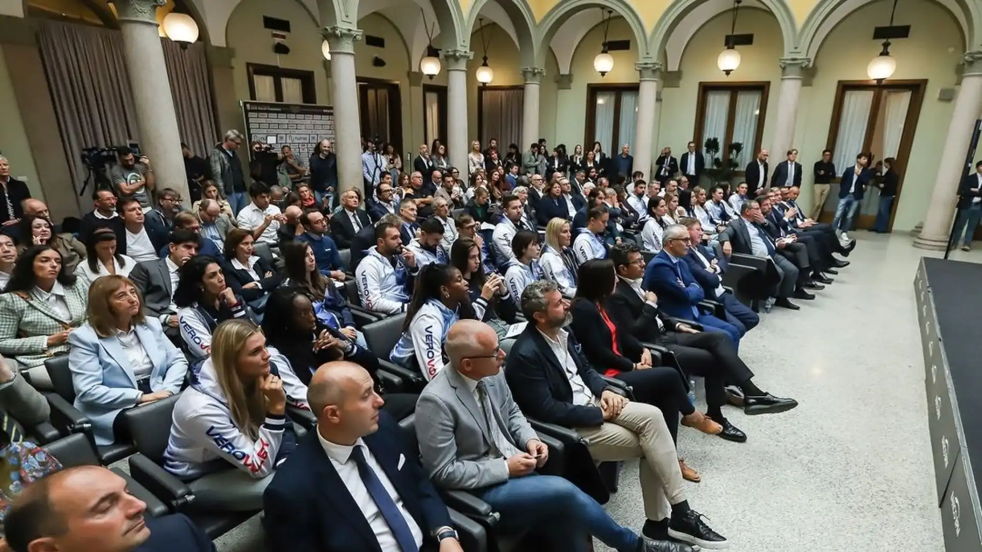 La prima squadra femminile del Consorzio Vero Volley, protagonista lo scorso anno della SuperFinal di CEV Champions League che ha chiuso la stagione 2023-24, cambia ancora volto e presenta anche quattro medaglie d’oro olimpiche per guardare sempre più in alto.