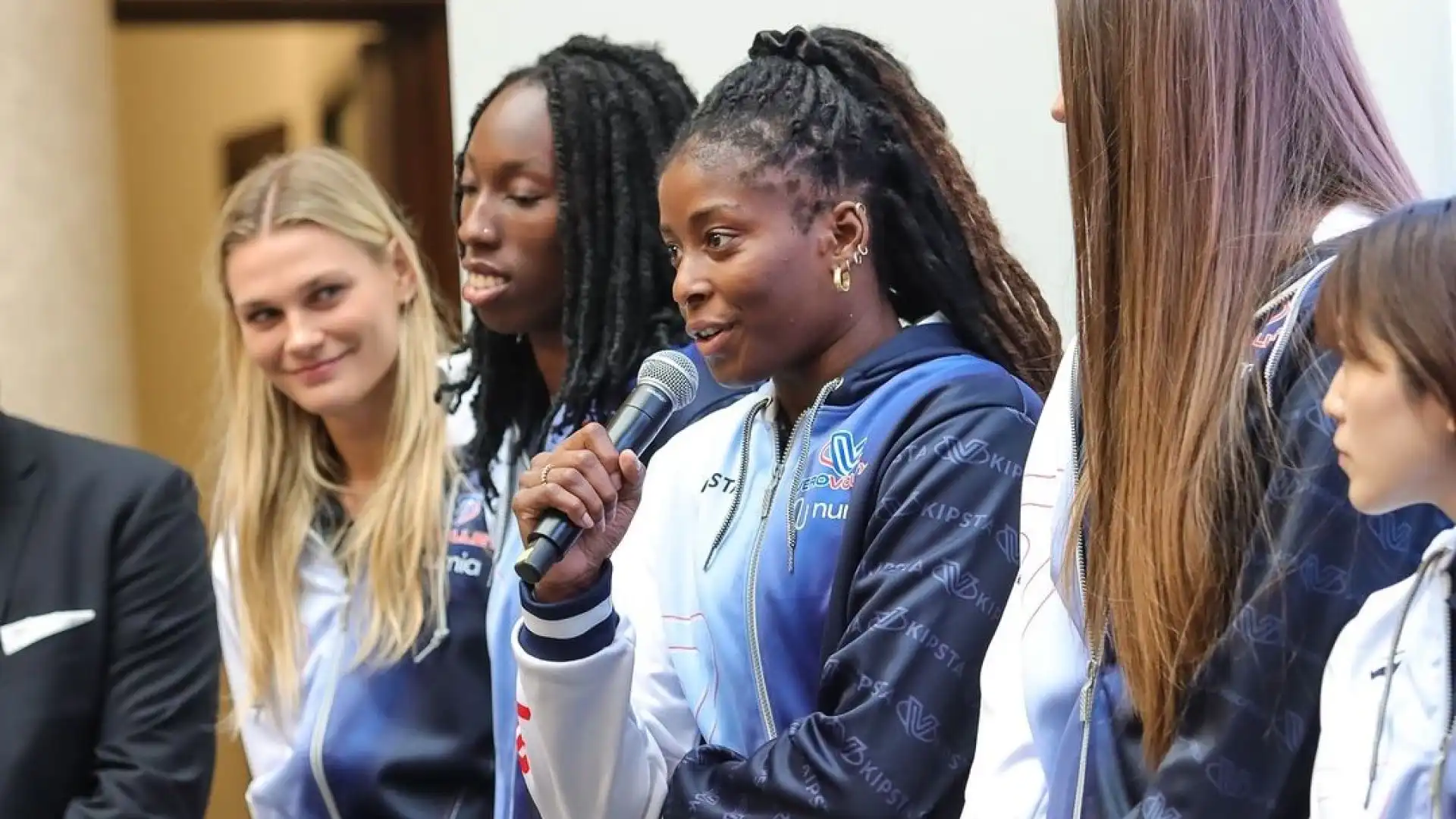 La Numia Vero Volley Milano dà un caloroso benvenuto ai due nuovi liberi, la francese Juliette Gelin e la nipponica Satomi Fukudome. Insieme a loro arrivano Lamprini Konstantinidou al palleggio, Hena Kurtagic e Ludovica Guidi, al centro, oltre a Radostina Marinova, Anastasia Guerra ed Elena Pietrini come schiacciatrici. Atteso ritorno tra le fila Vero Volley per la centrale – nonché capitana azzur