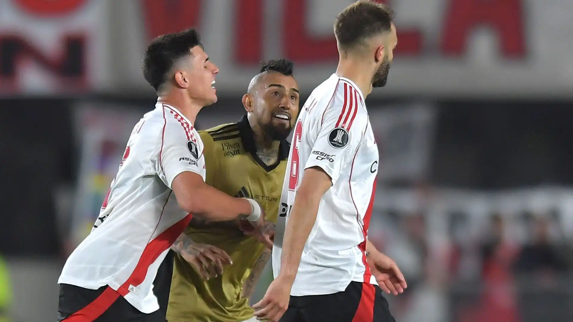 Alcuni calciatori del River Plate hanno cercato di placare la sua ira