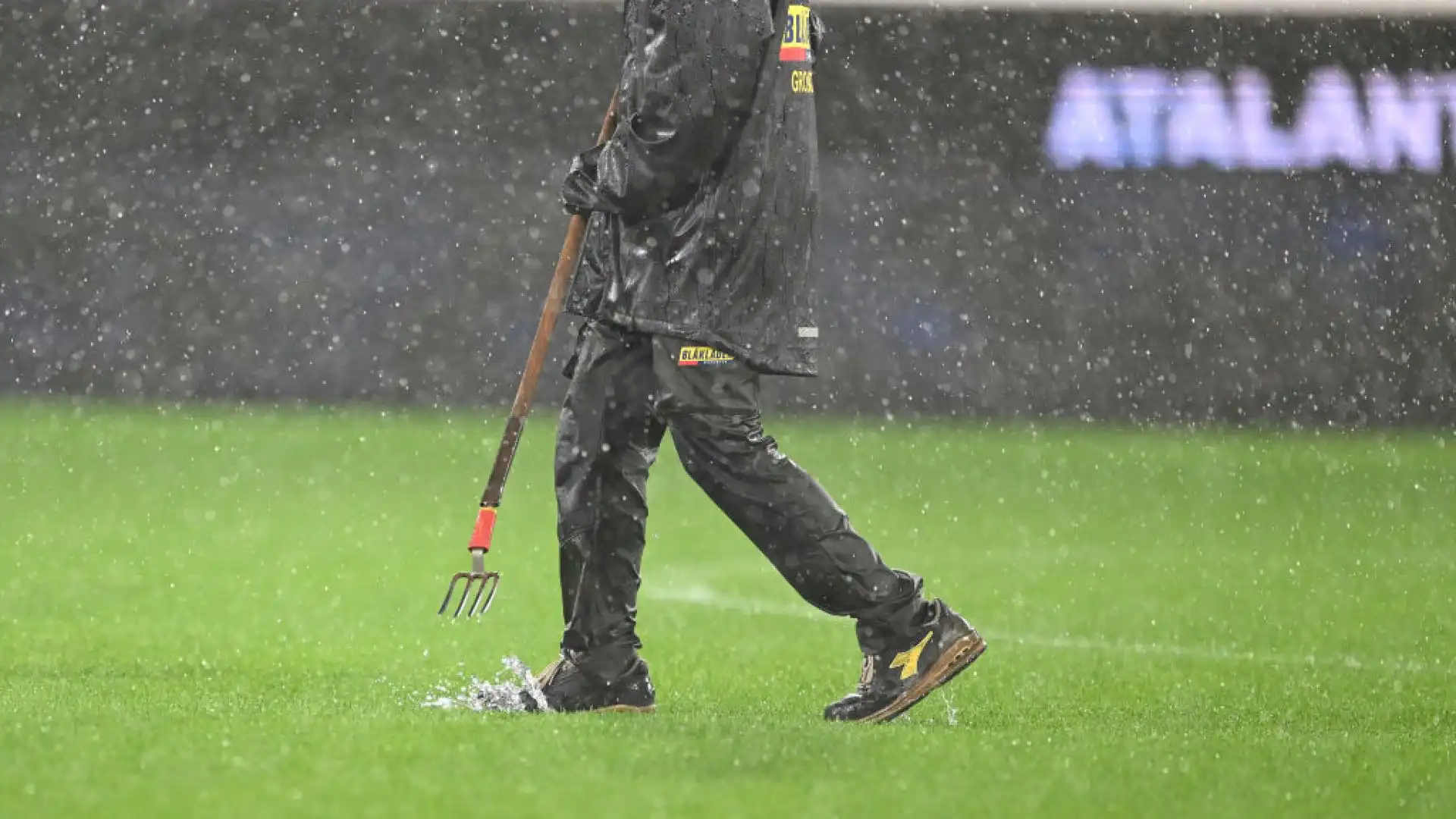 La partita è stata rinviata di un'ora.