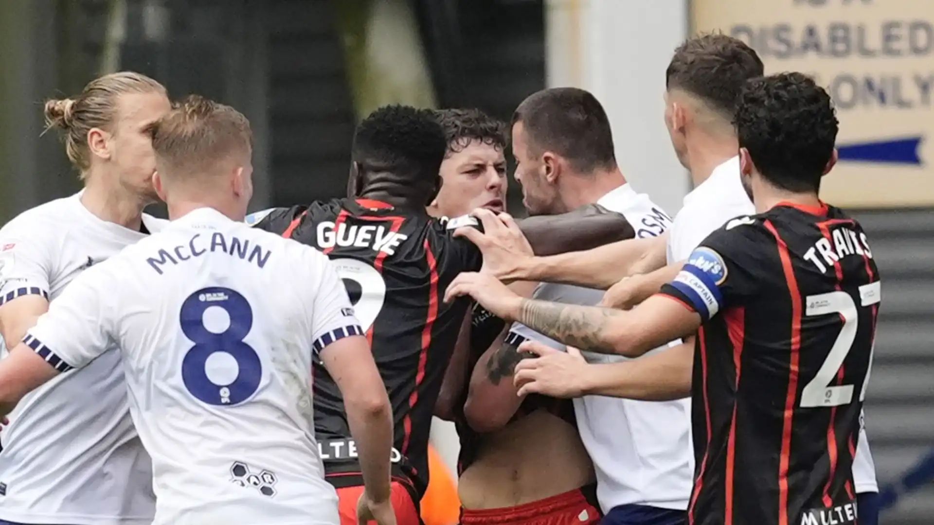 Durante il derby del Lancashire tra Preston North End e Blackburn Rovers gli animi si sono surriscaldati