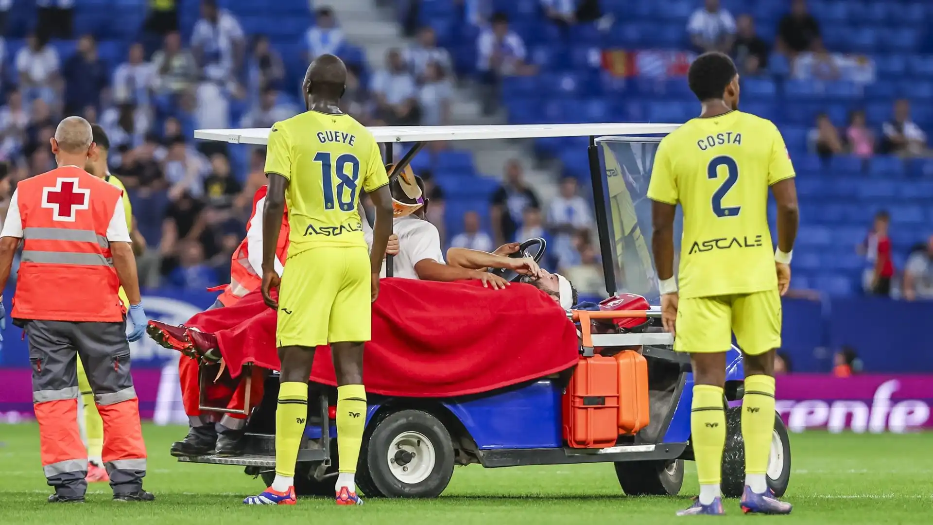 Il giocatore è stato trasportato fuori dal campo in barella