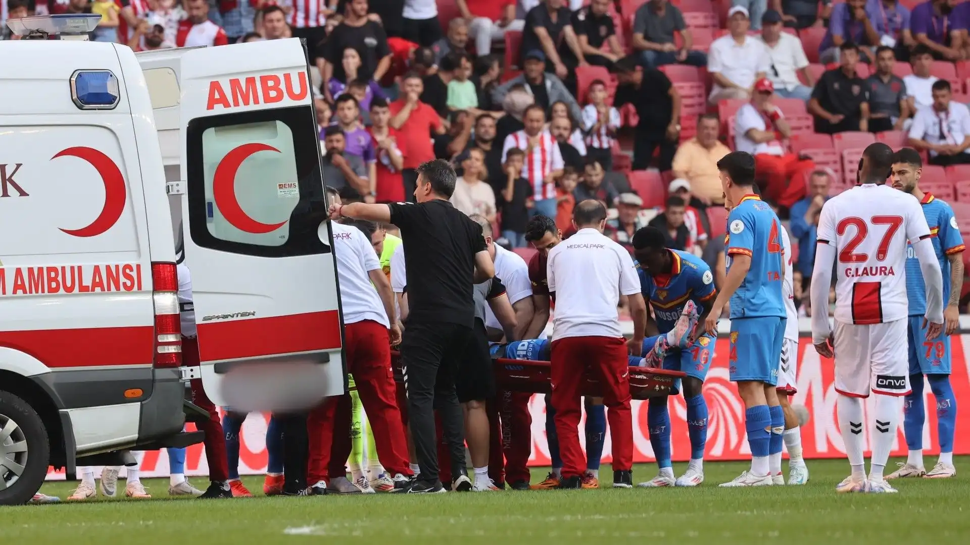 Grande paura in Turchia, ambulanza in campo: le foto