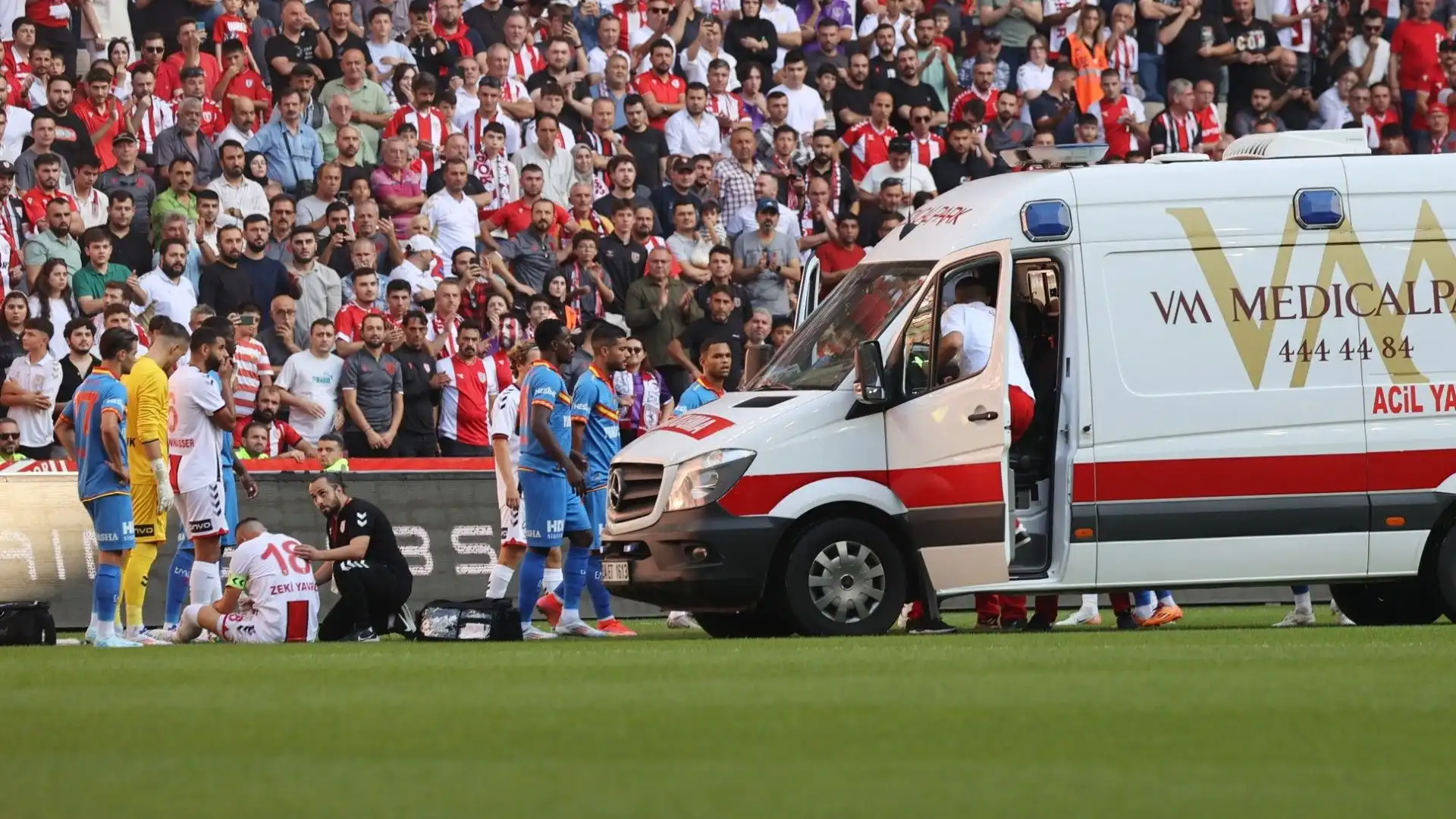 Nei primissimi minuti di Yilport Samsunspor-Goztepe c'è stato un violento scontro aereo