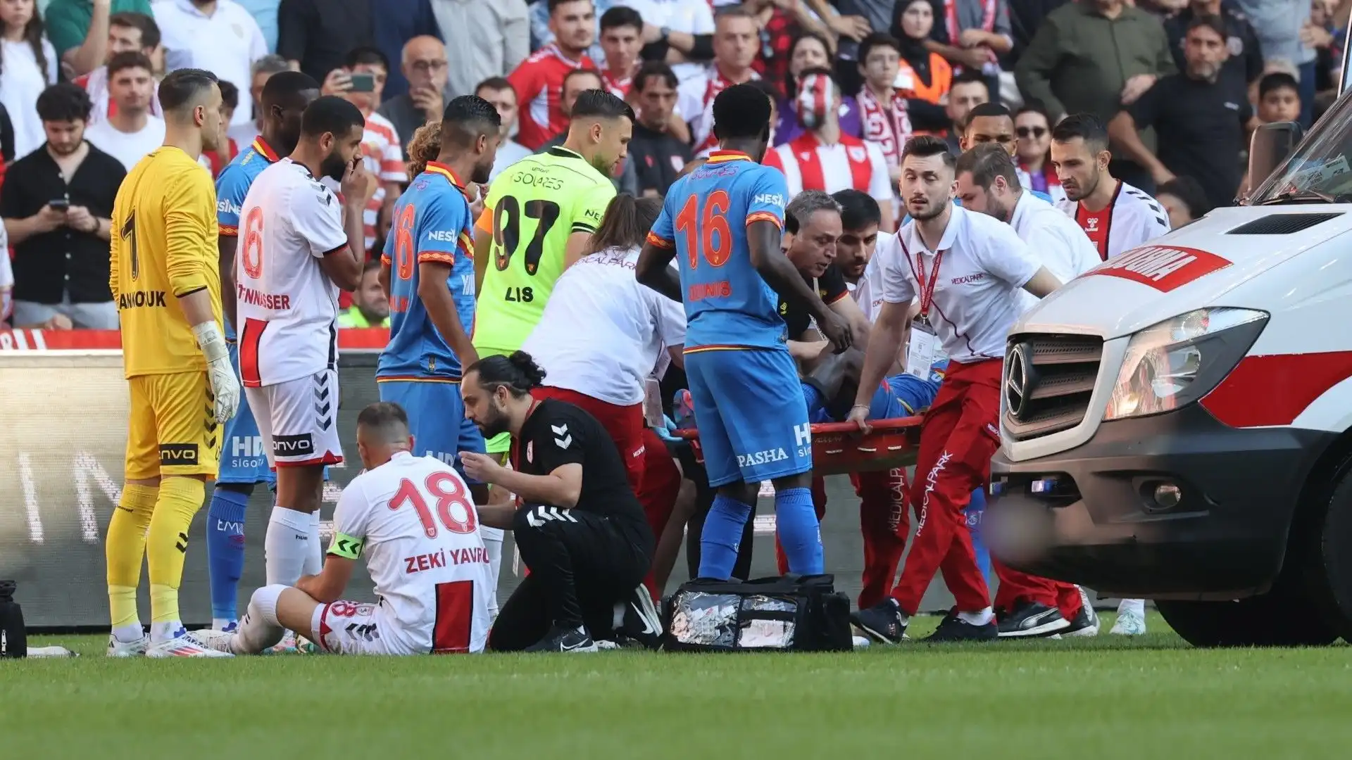 Il pubblico ha applaudito quando il campione ha lasciato il campo