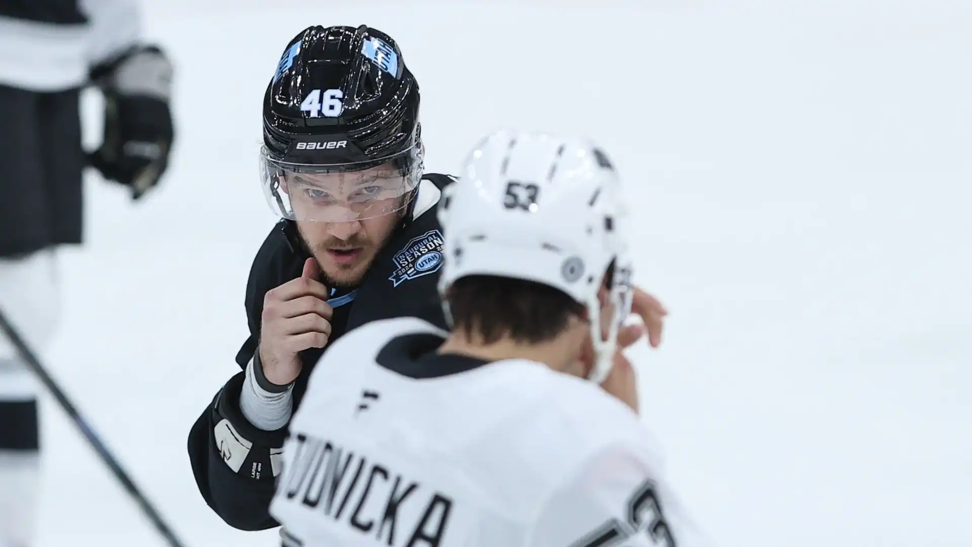 Scene assurde durante Los Angeles Kings-Utah Hockey