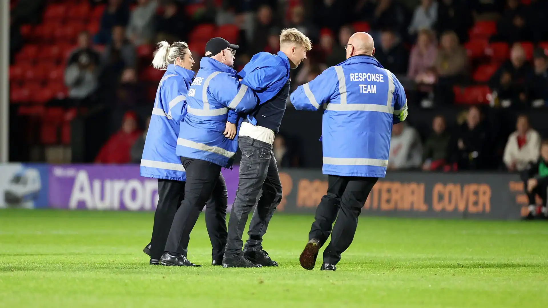 Successivamente è intervenuto lo staff che l'ha portato fuori dal campo