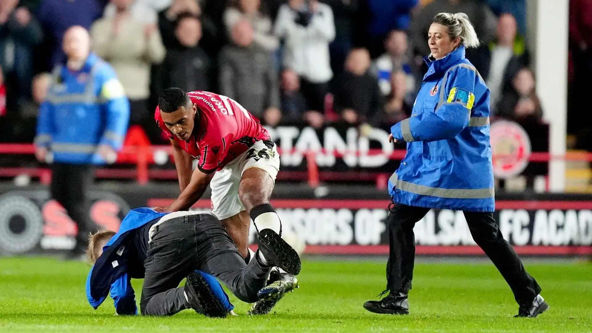 Durante Walsall-Leicester City un ragazzo è entrato in campo