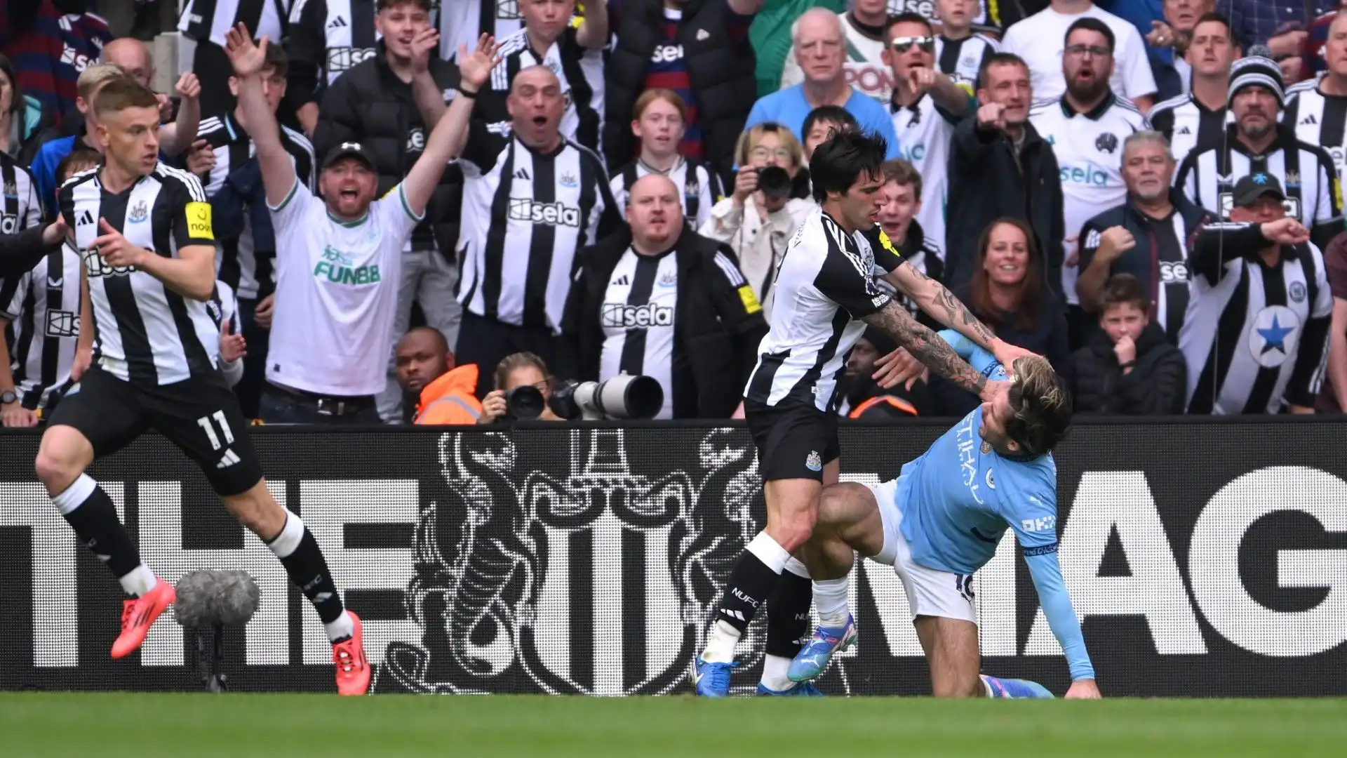 I tifosi del Newcastle ovviamente incitavano Tonali