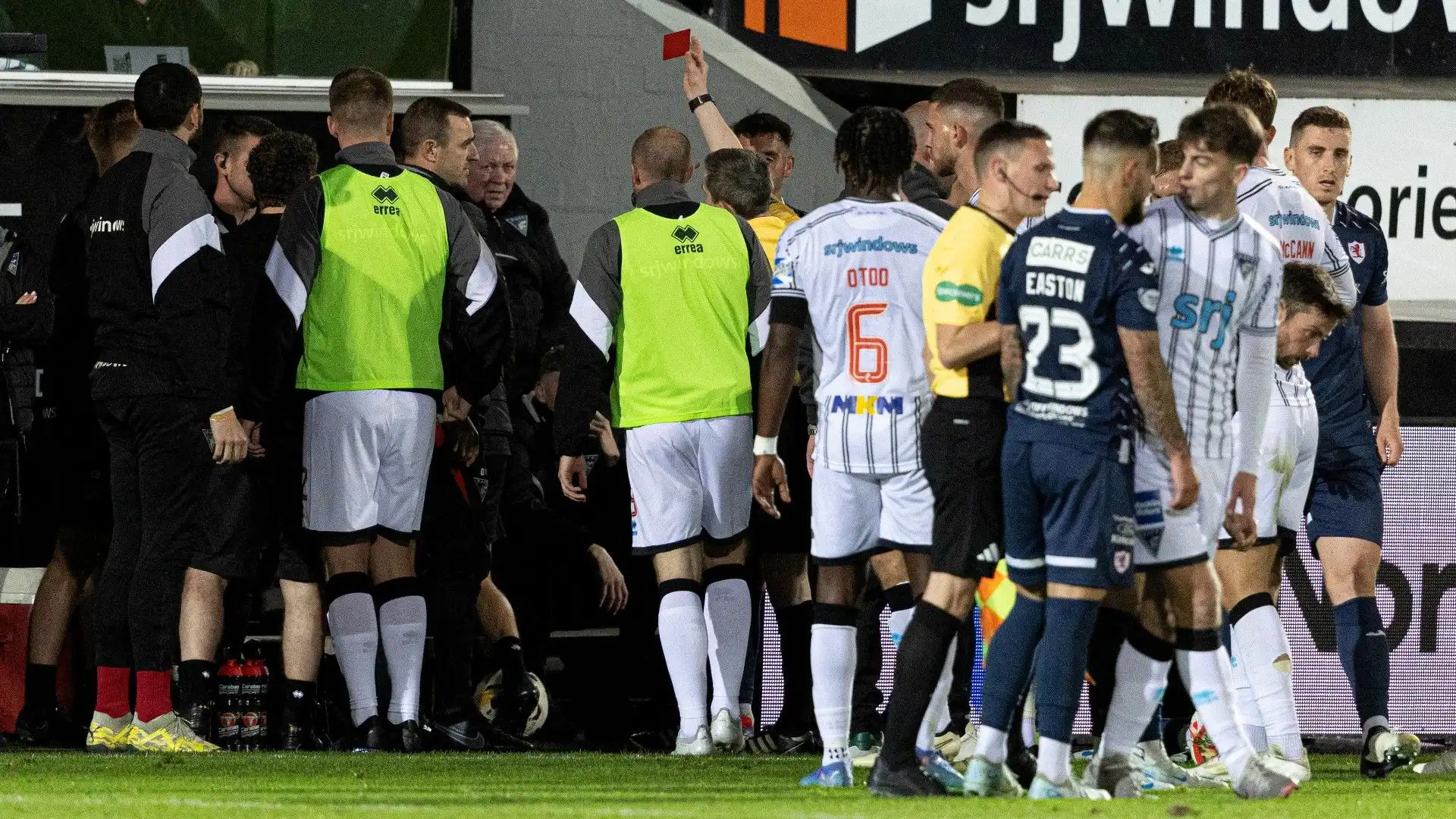 Calciatori, staff, allenatori: tutti in campo nello scontro