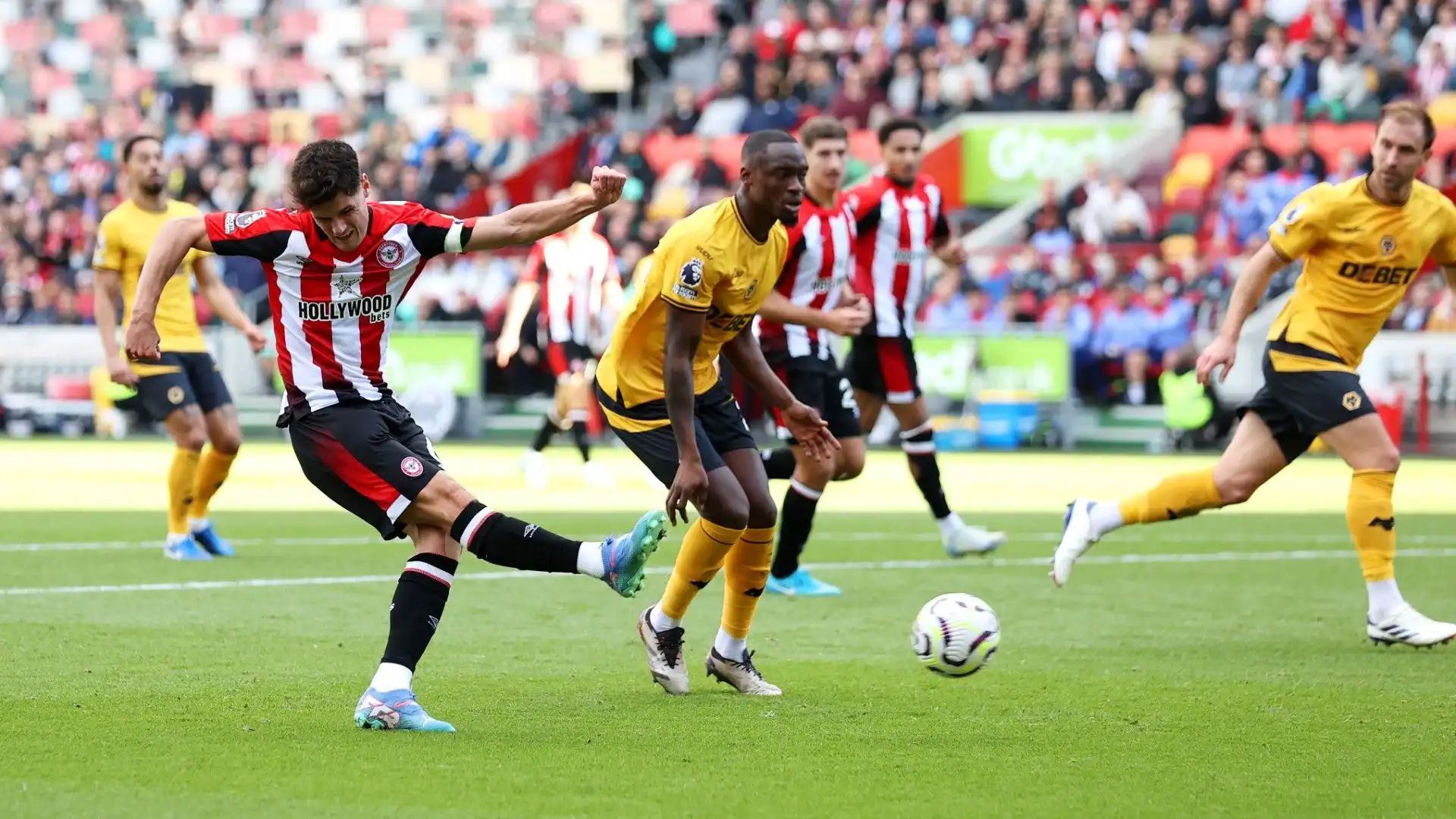 Il Brentford si è poi portato sul 4-2 con le reti segnate da Norgaard e Pinnock